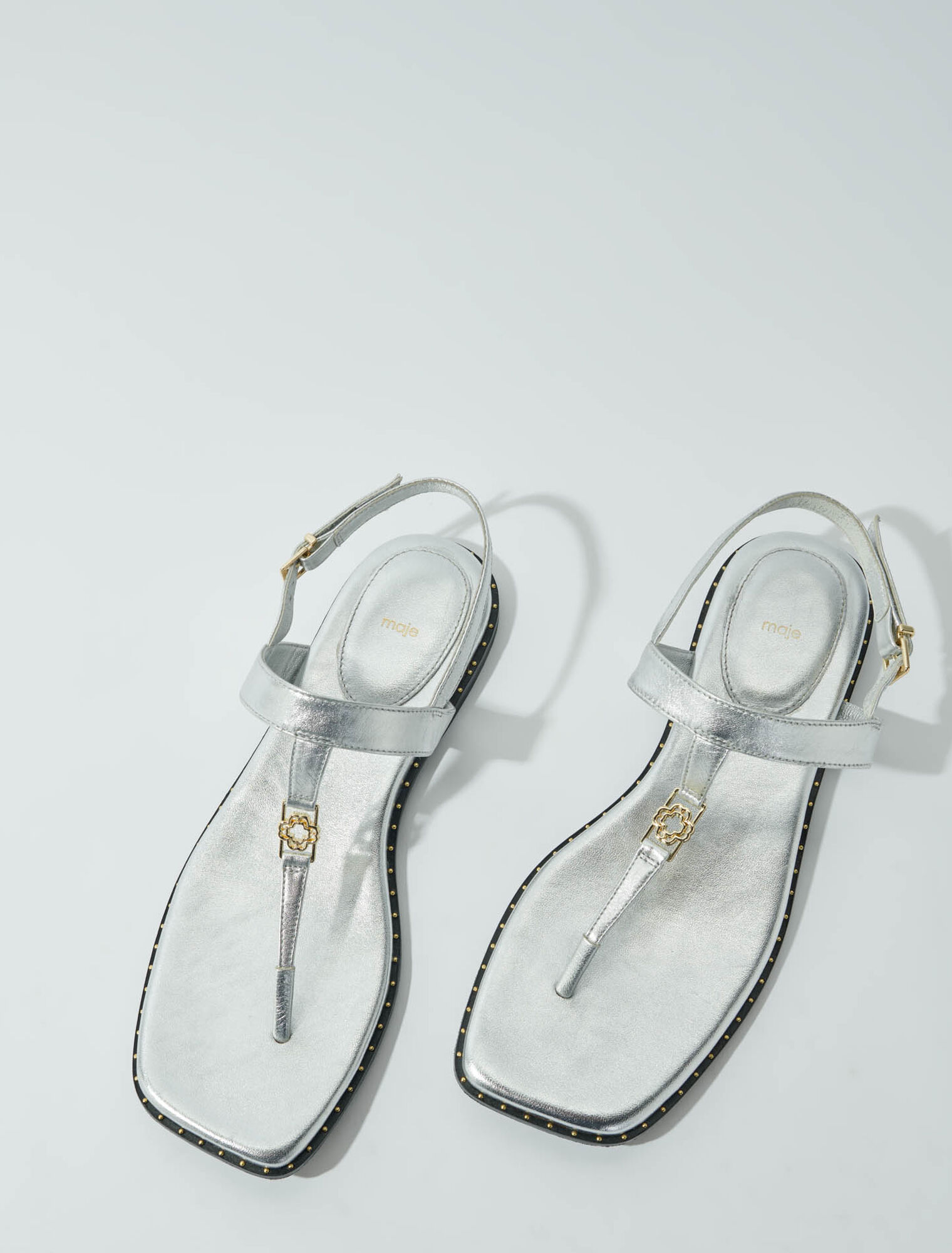 Sandales à brides argentées en cuir