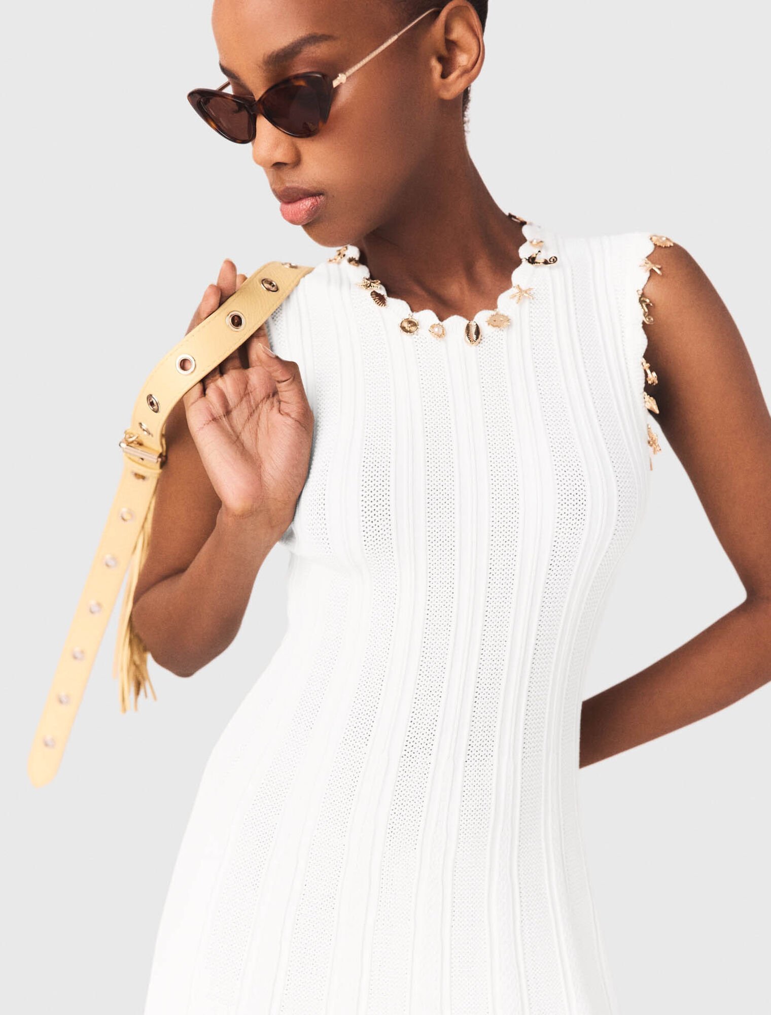 Robe en maille avec bijoux dor&eacute;s