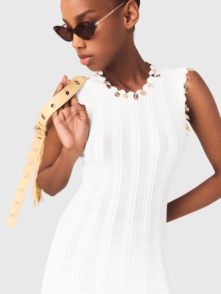 Robe en maille avec bijoux dor&eacute;s