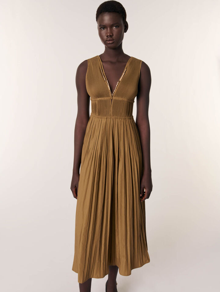 Robe plissée et décolleté bijoux