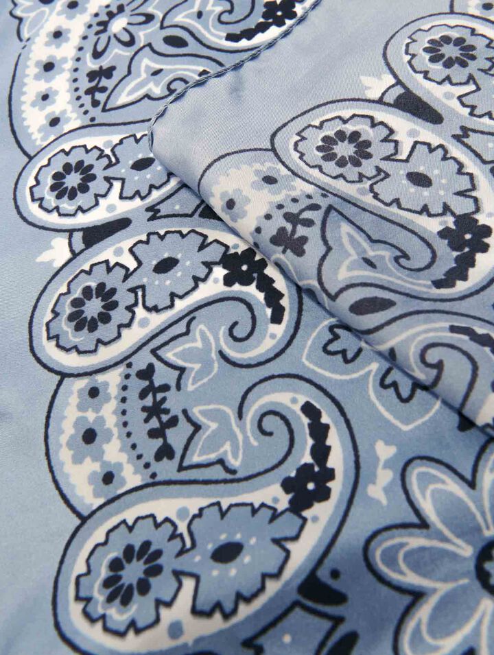 Foulard à imprimé bandana