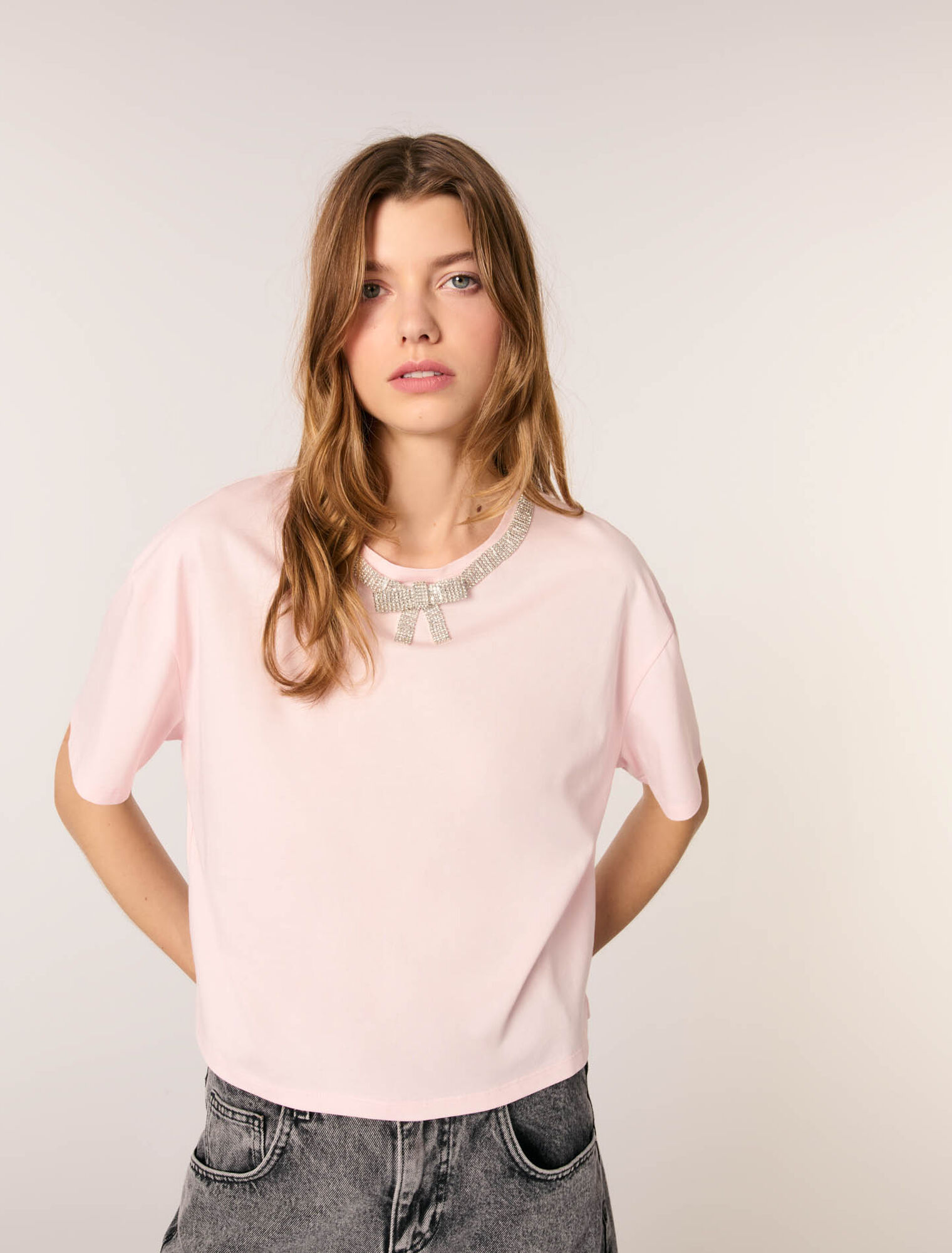 Tee-shirt court à col bijoux