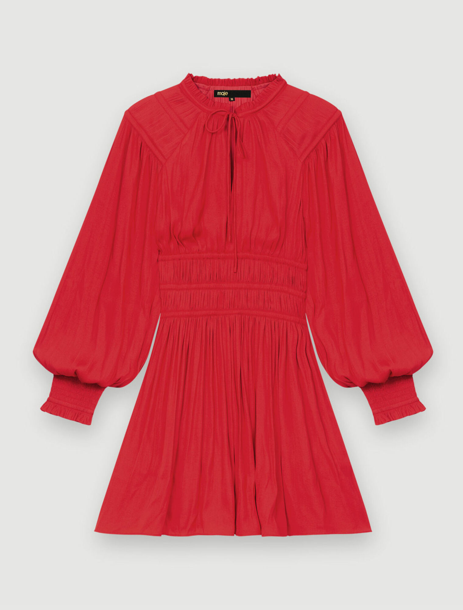 Robe en satin cintrée à la taille