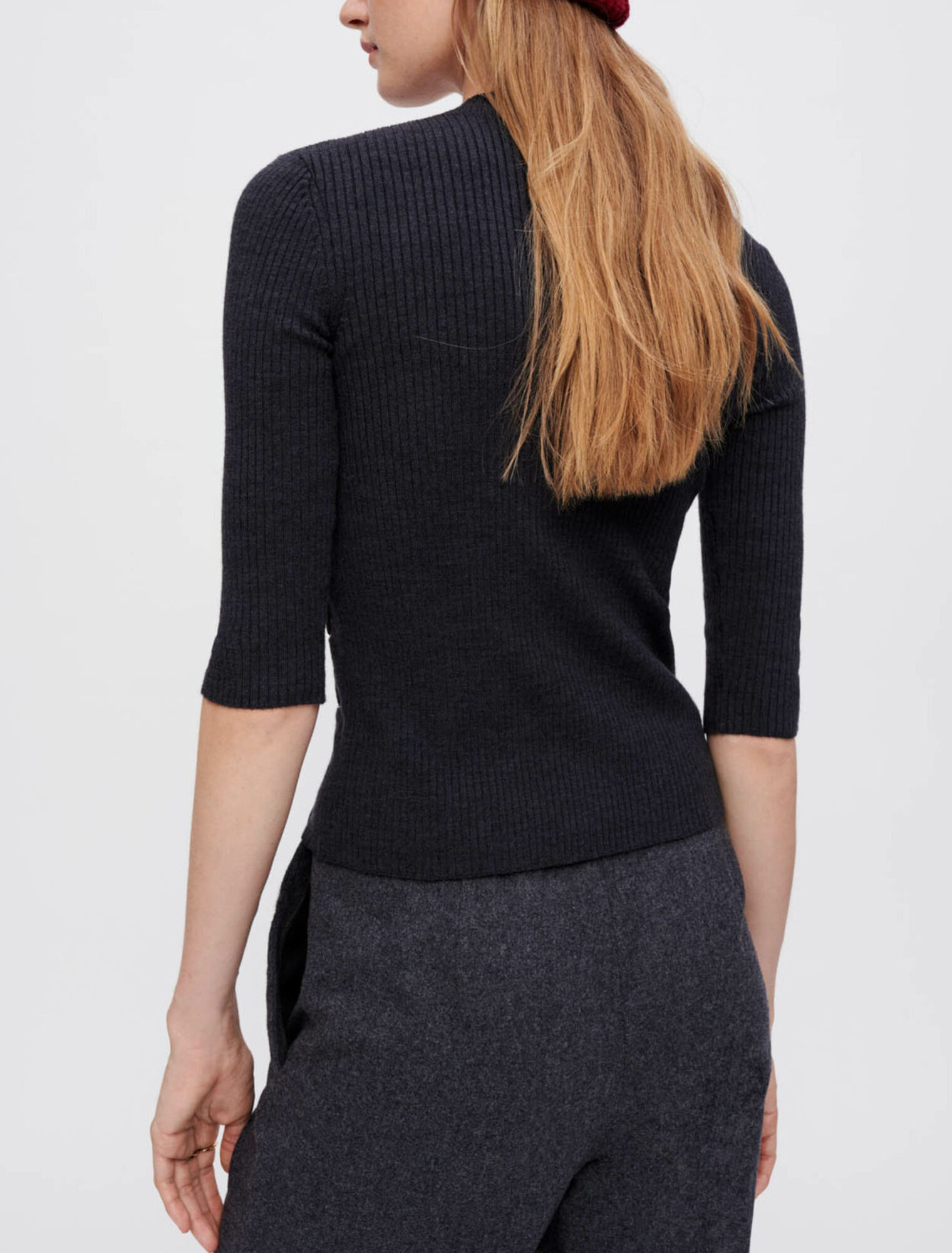 Close-fitting sweater with eyelets