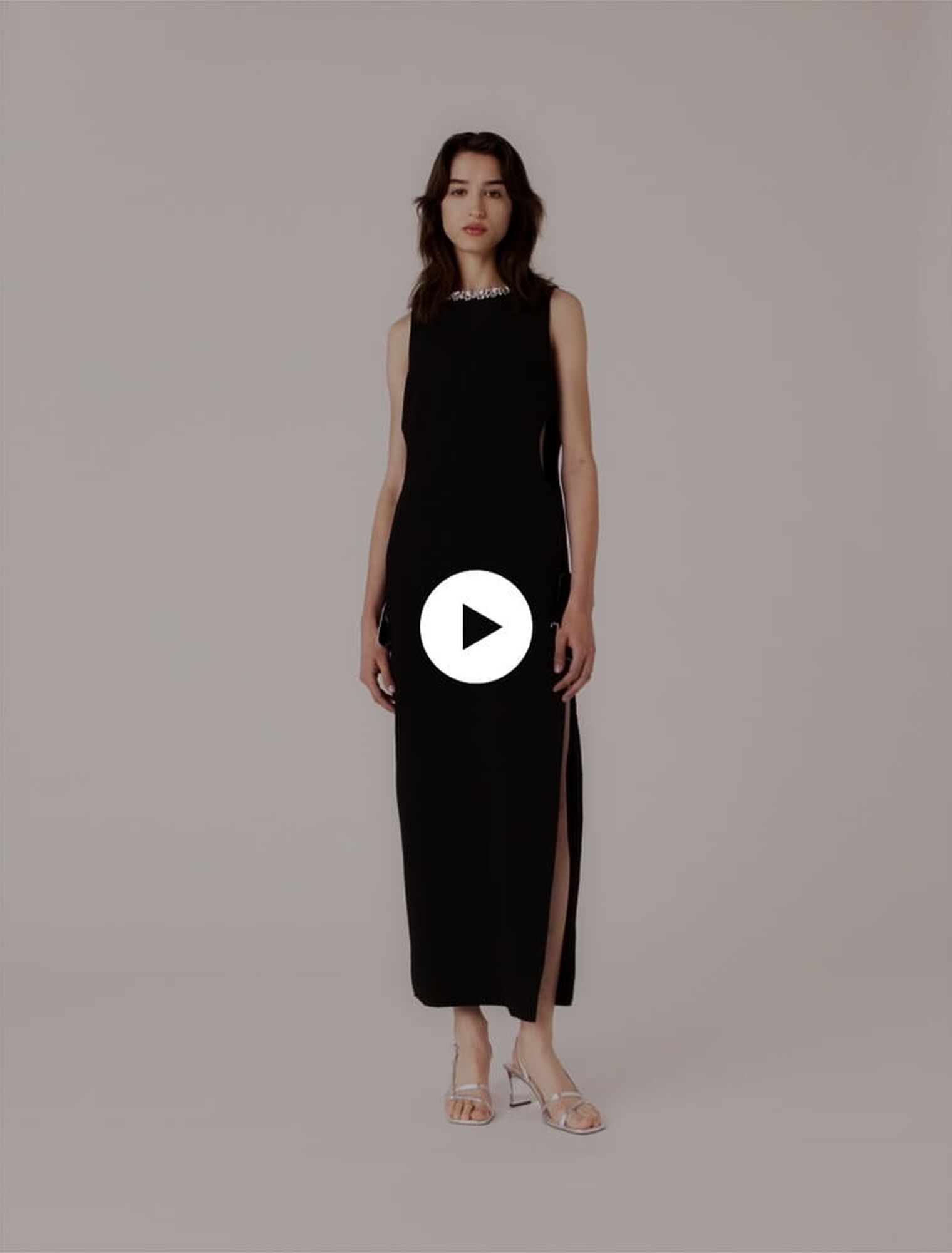 Robe longue avec col bijou