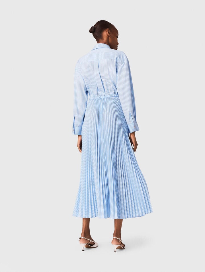 Robe longue pliss&eacute;e avec &oelig;illets