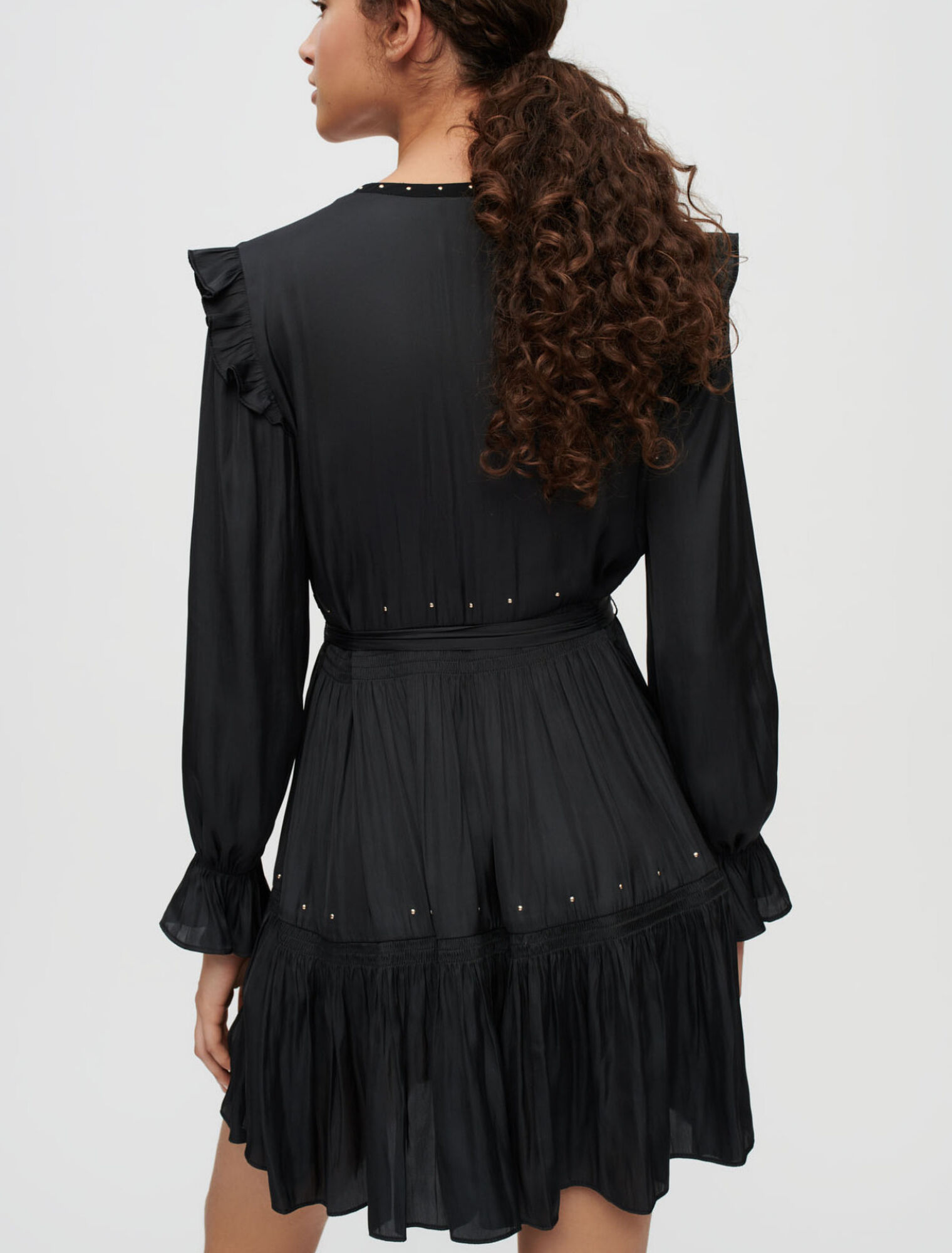 Robe noire en satin fluide à studs dorés
