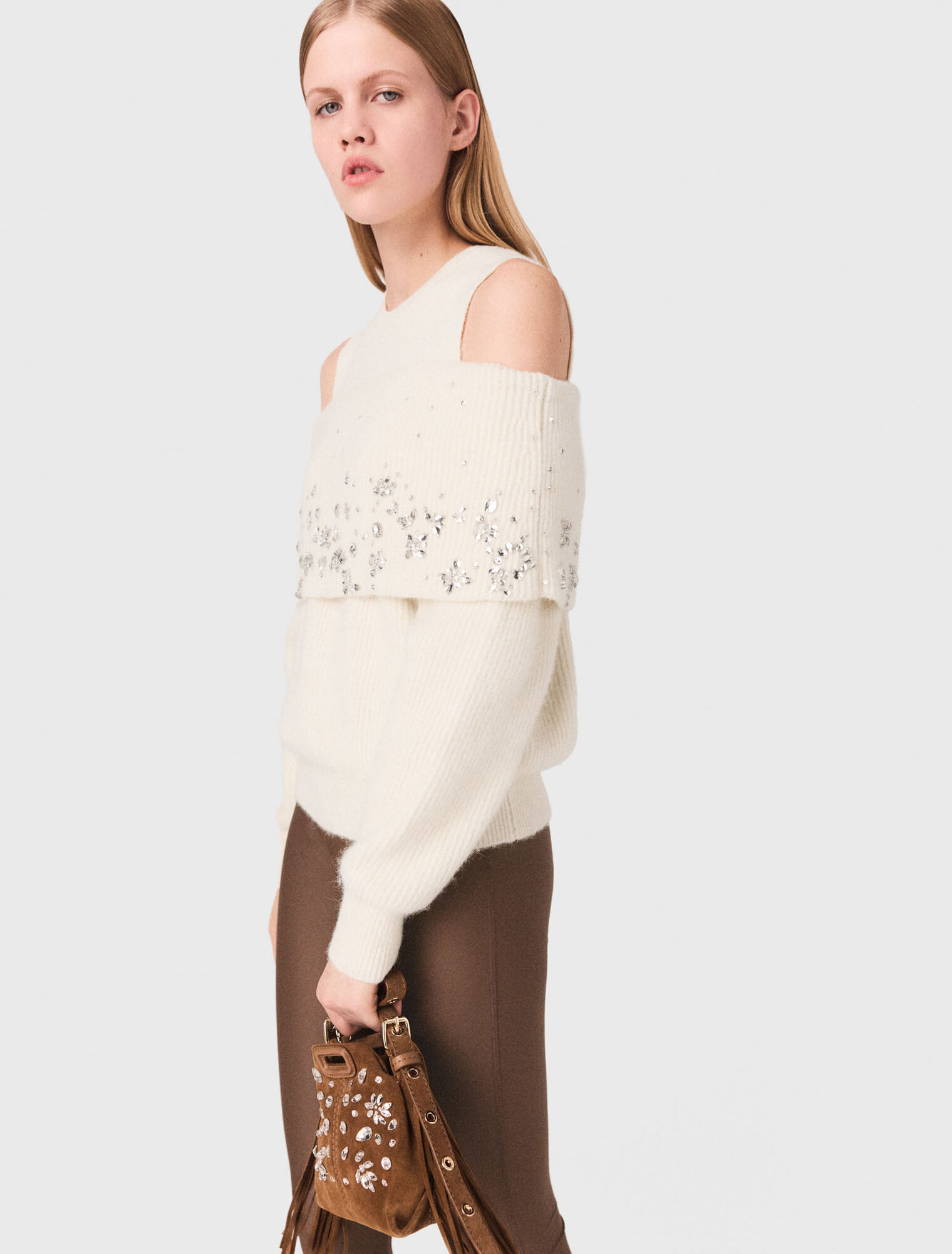 Pull épaules dénudées avec bijoux
