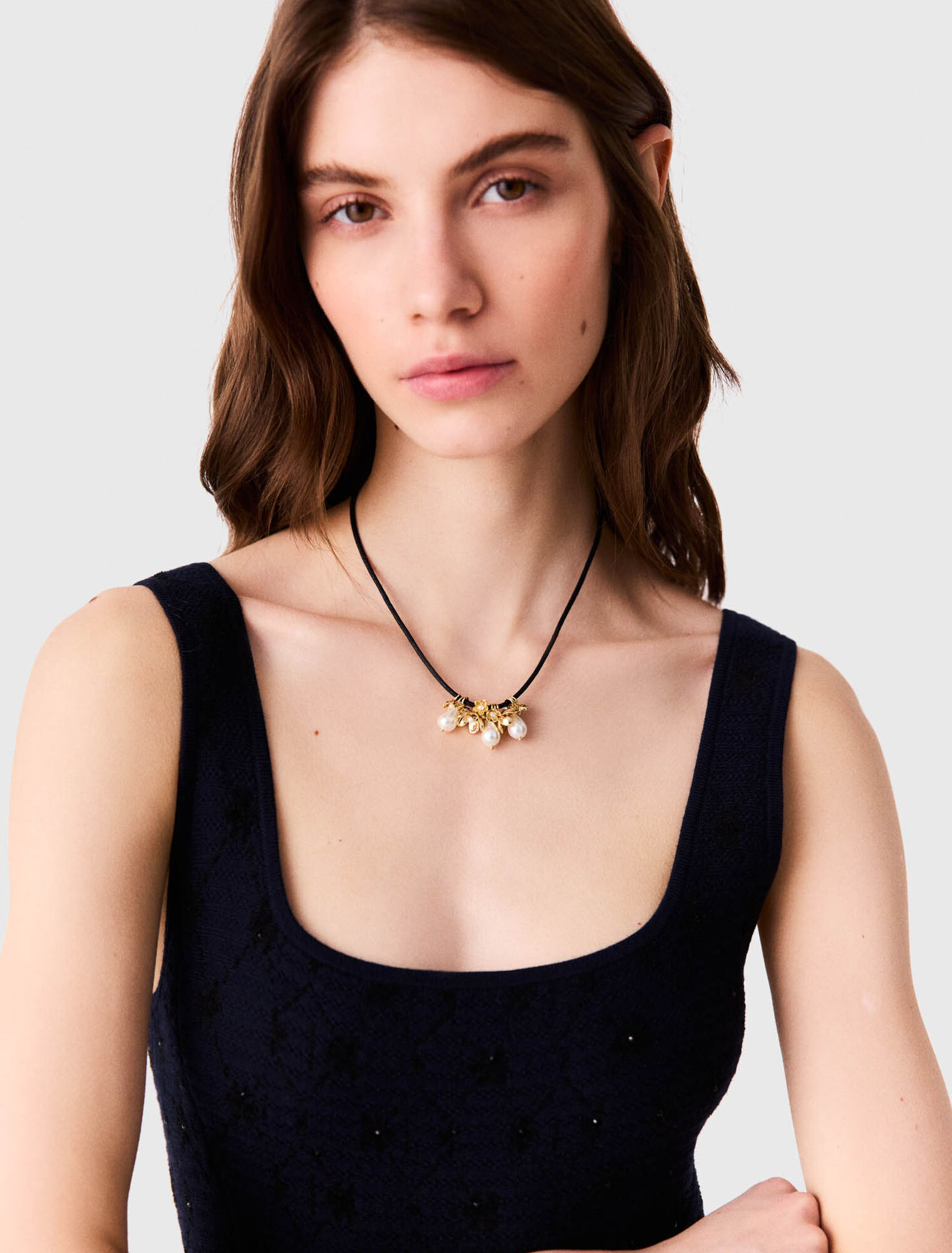 Flower detail cord necklace