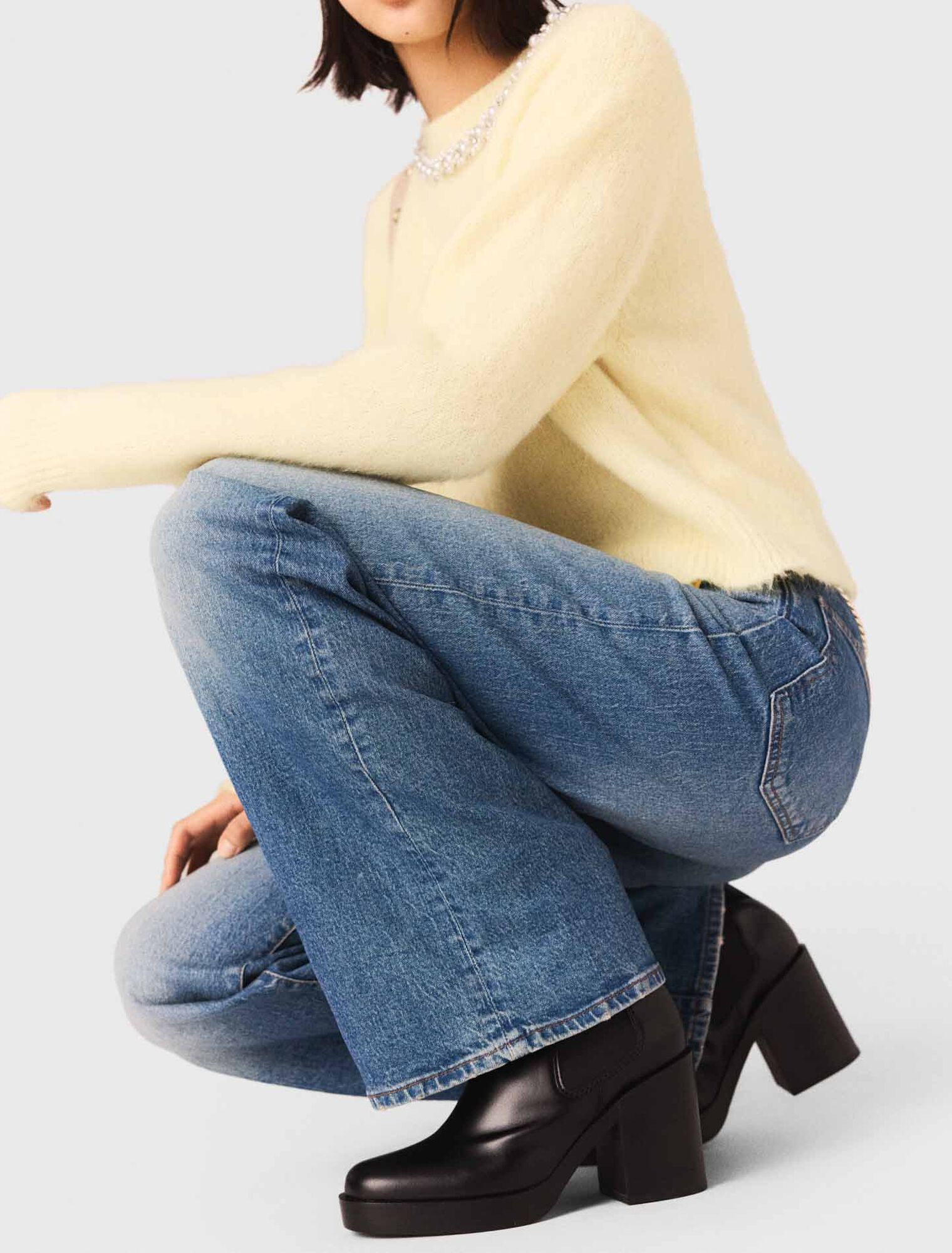 Jeans with chain-link belt