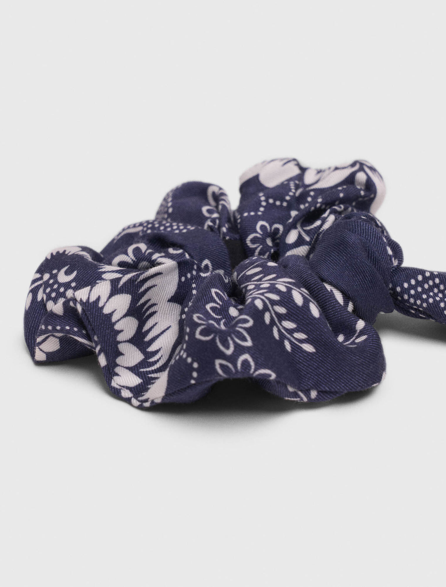 Printed scrunchie with twill