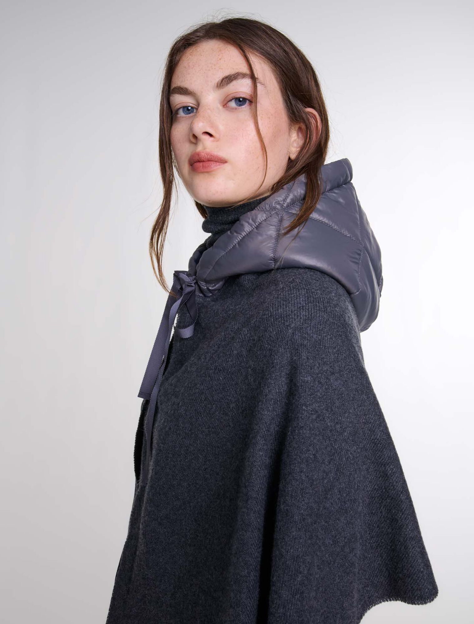 Poncho en laine à capuche