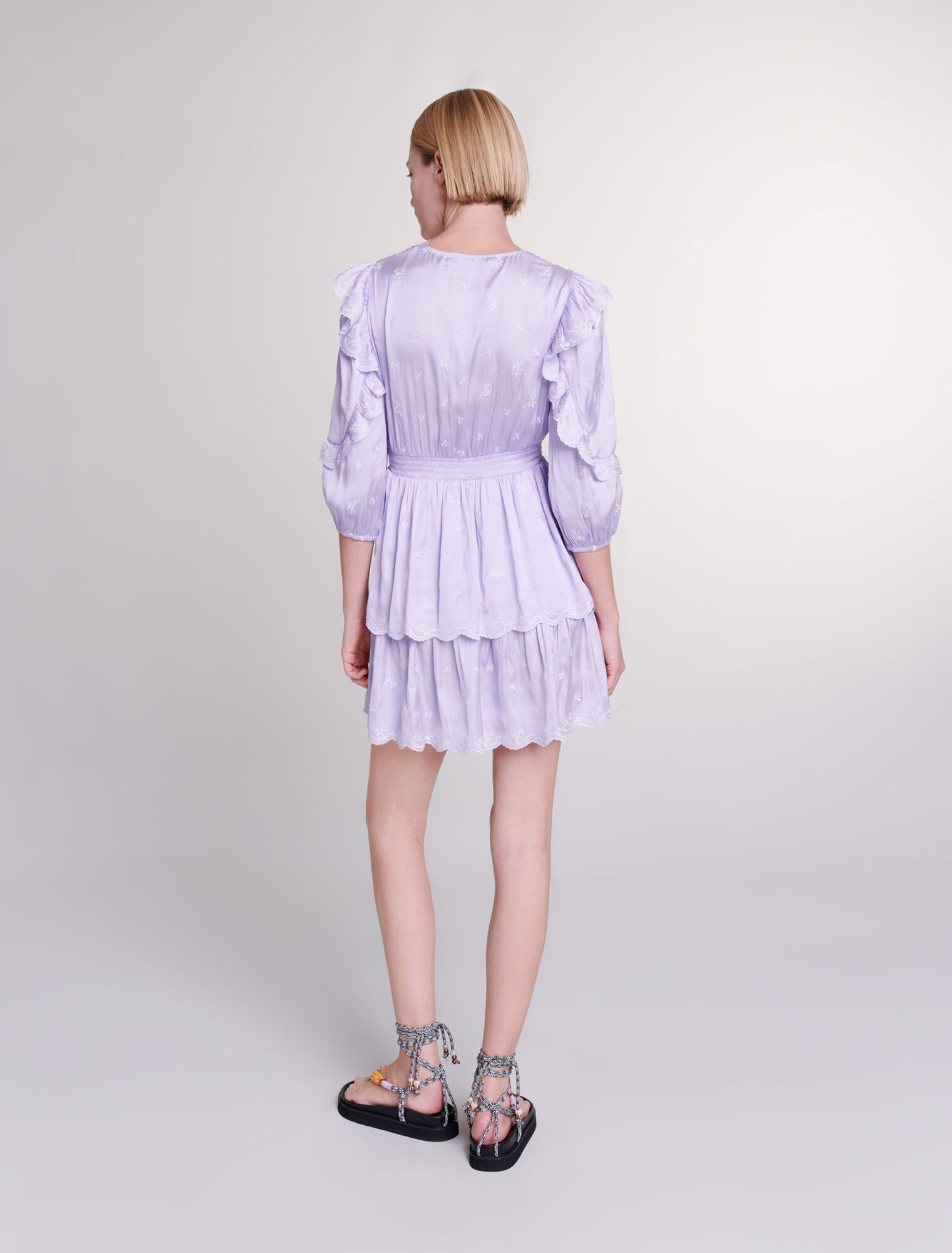 Robe courte satinée brodée