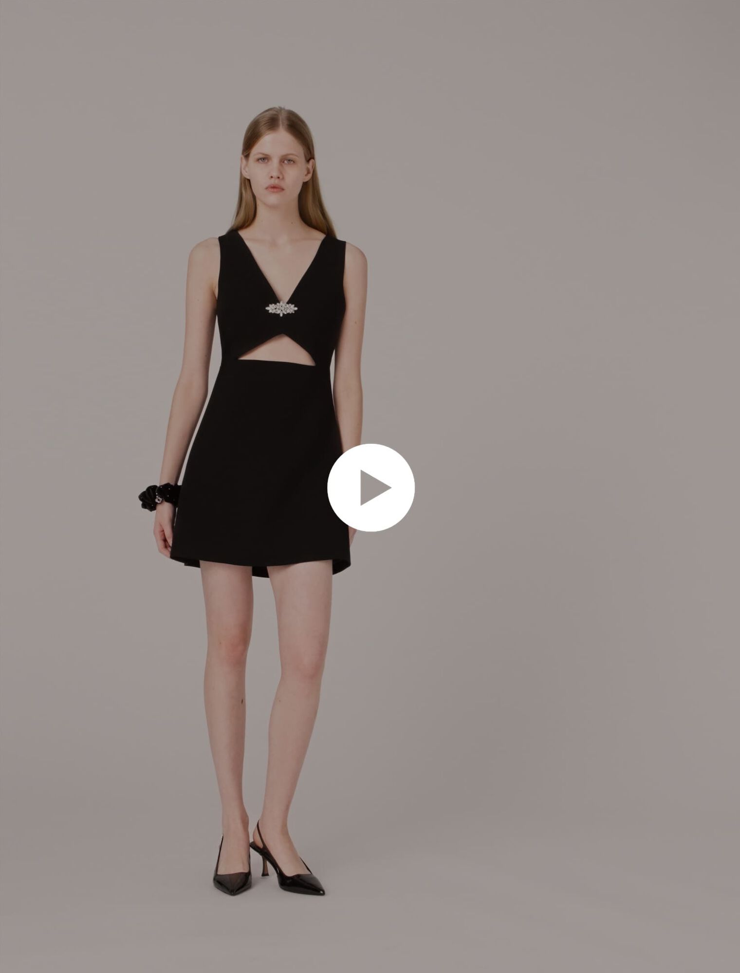 Robe courte avec bijou brodé