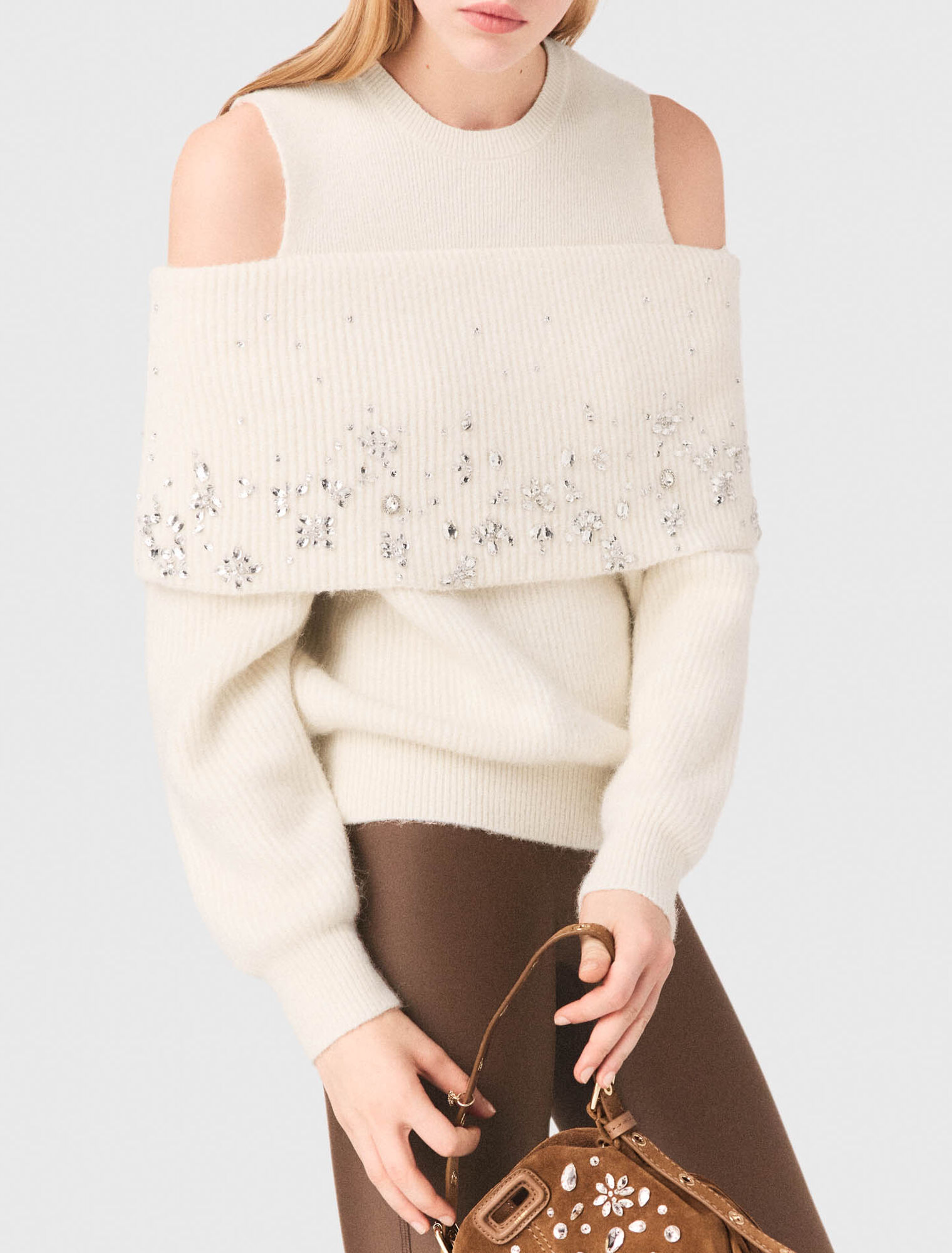 Pull épaules dénudées avec bijoux