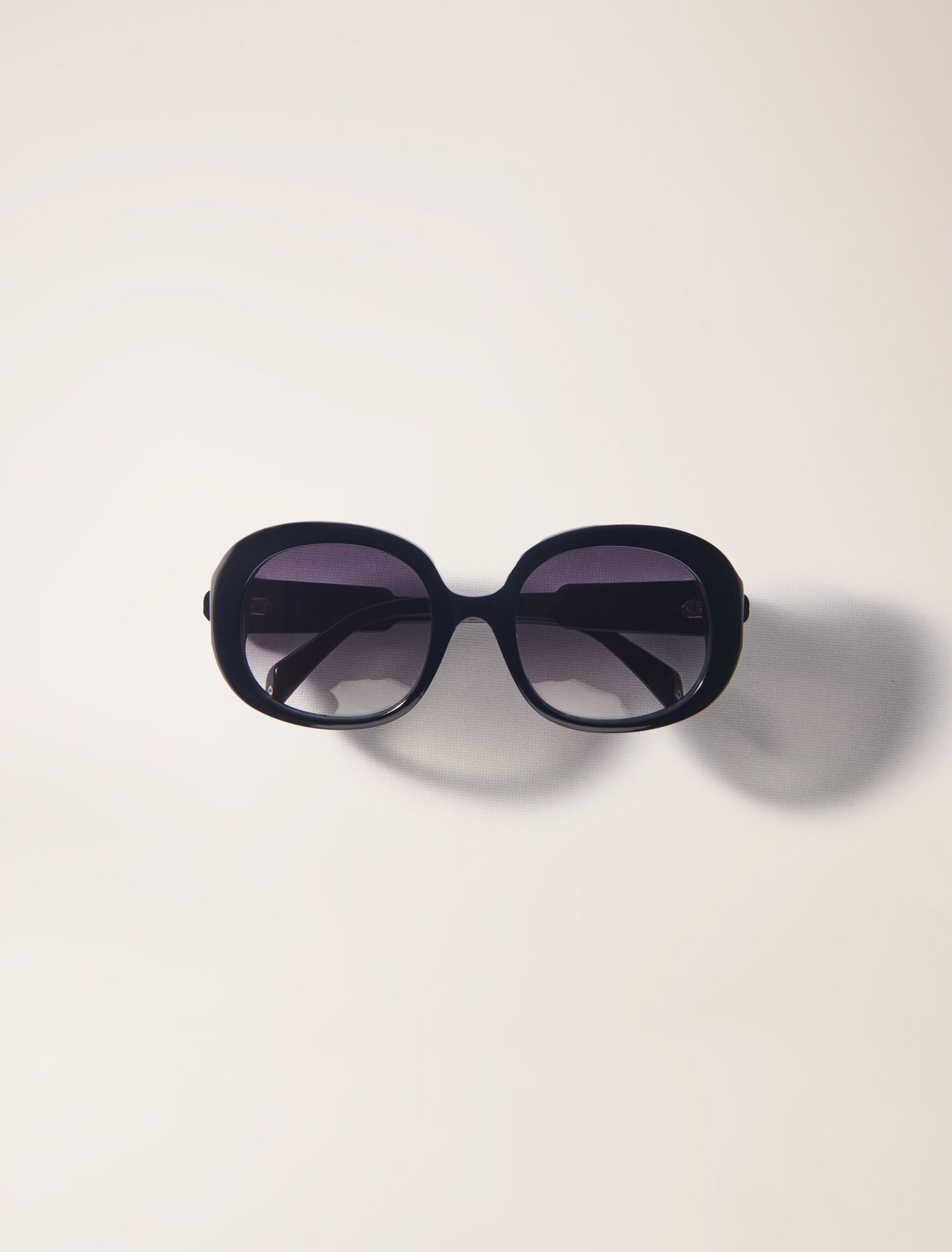 Round acetate glasses
