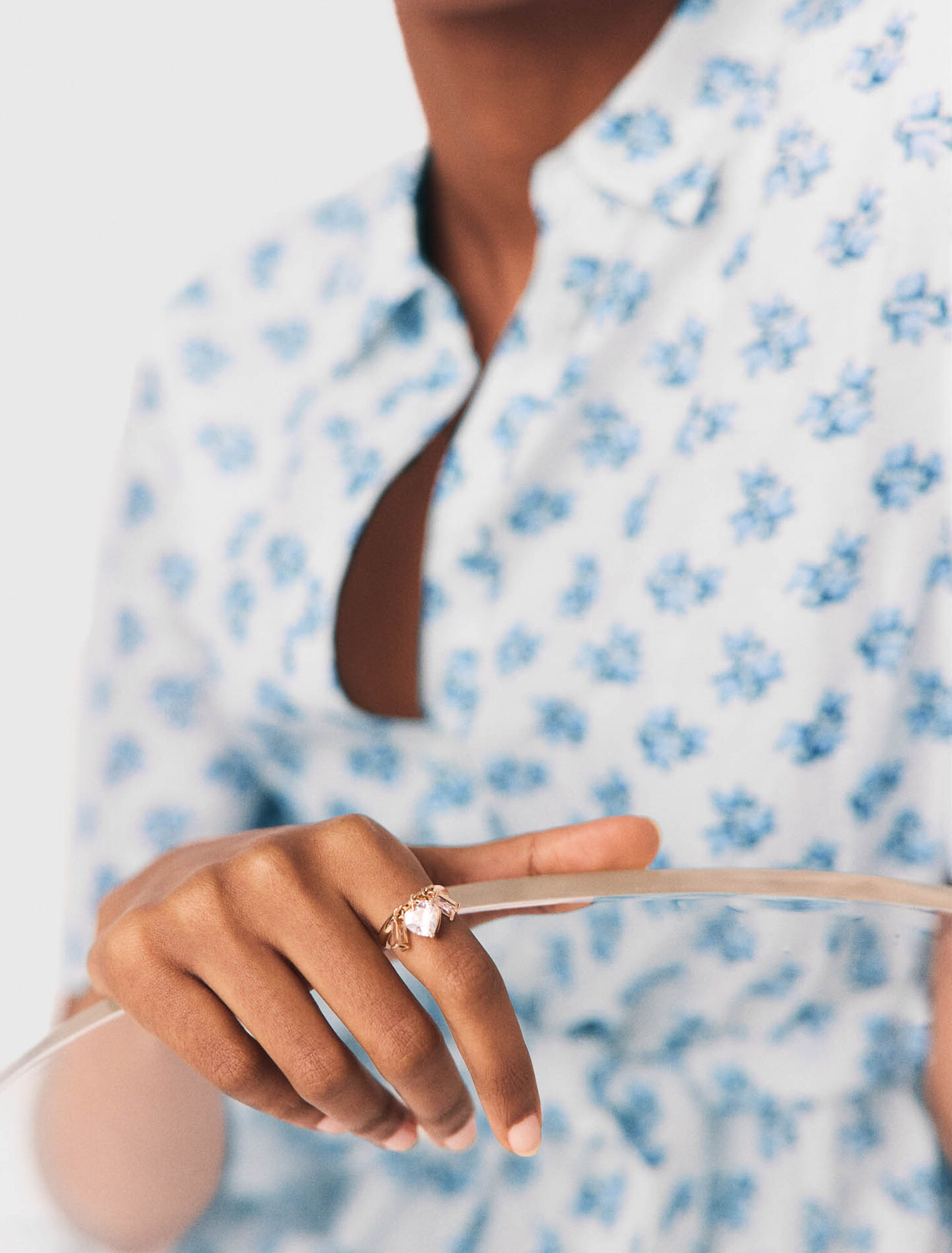 Bague dor&eacute;e &agrave; bijoux strass&eacute;s