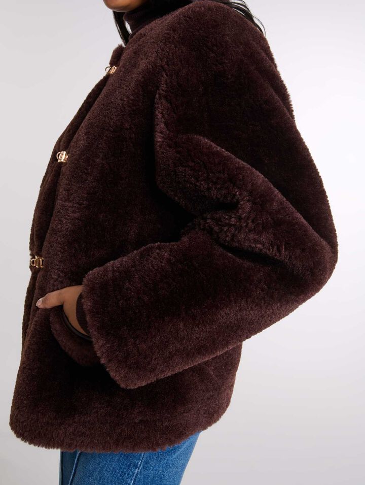 Manteau court en fausse fourrure