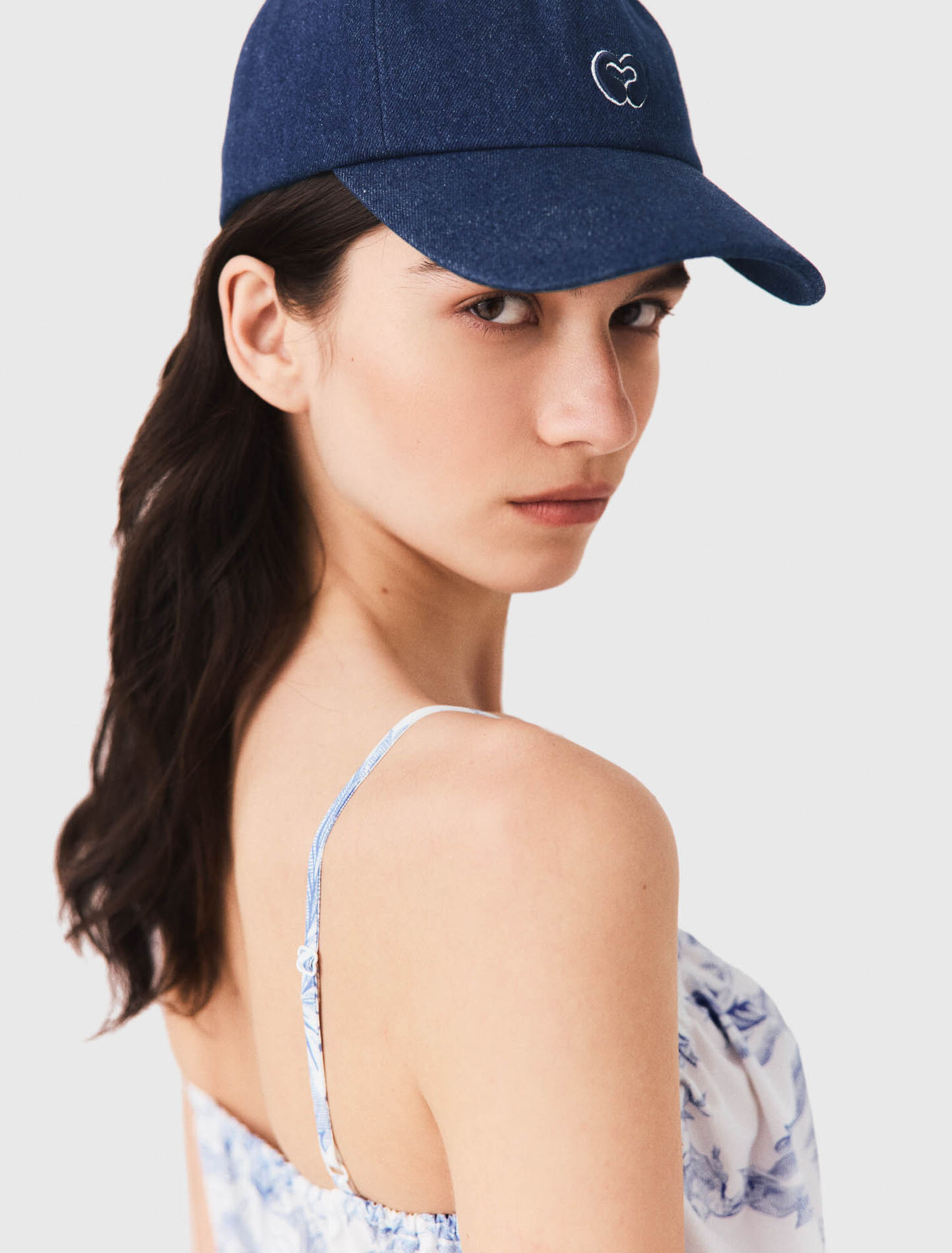 Casquette &agrave; logo en denim brut