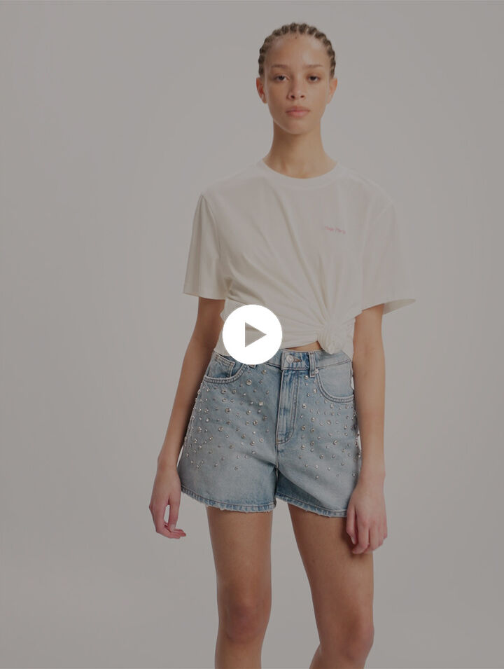 Short en denim &agrave; studs