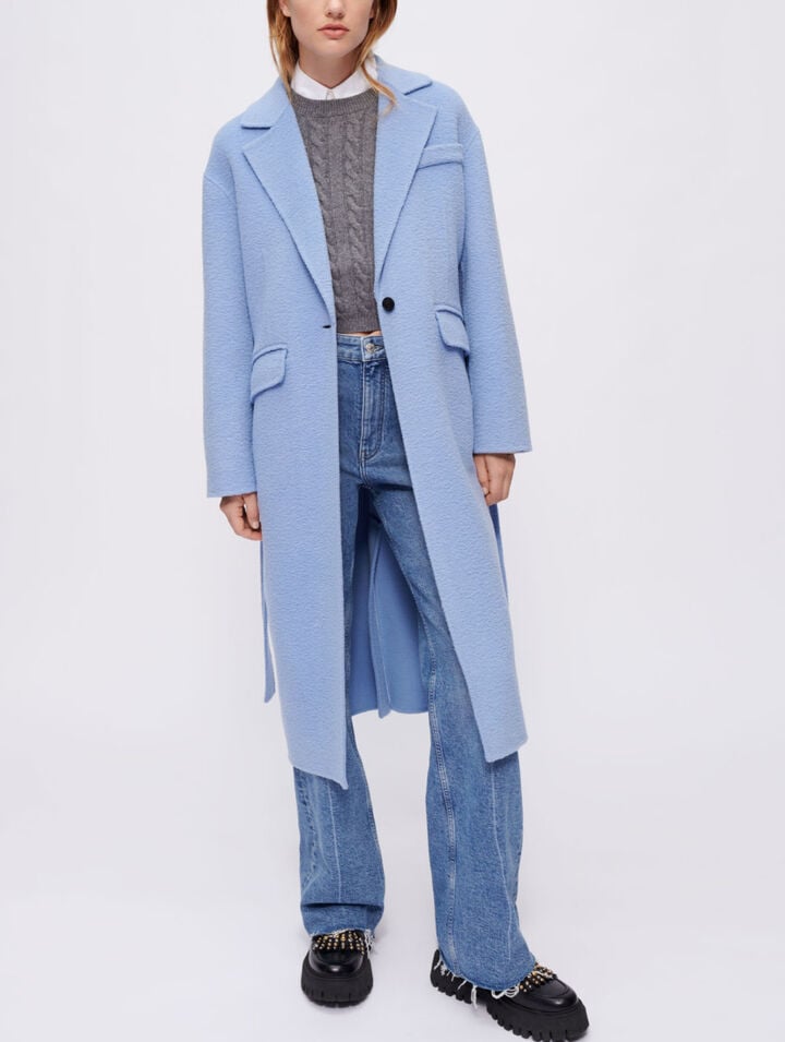 Manteau bleu croisé devant