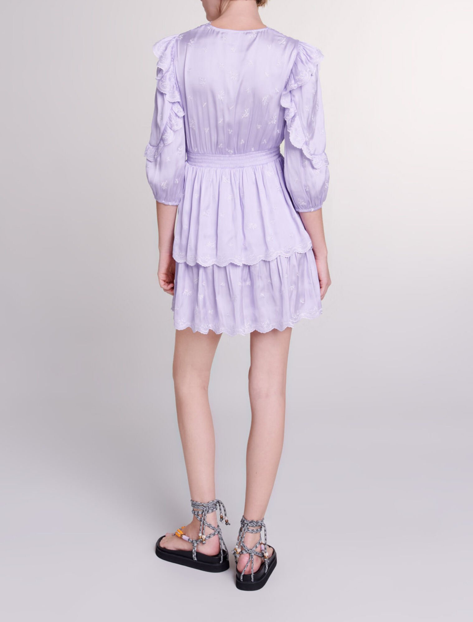 Robe courte satinée brodée