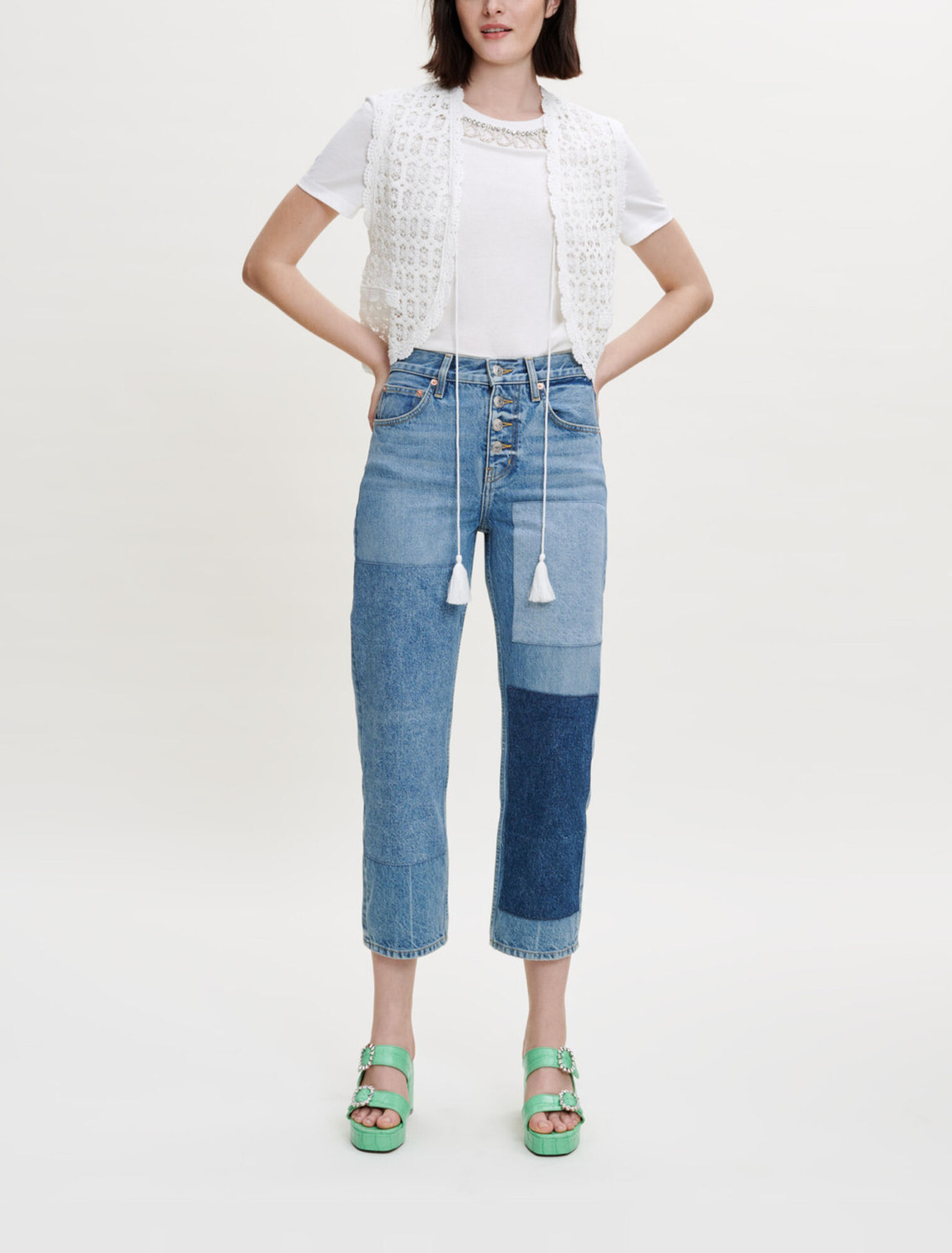 Small sleeveless jacket in guipure