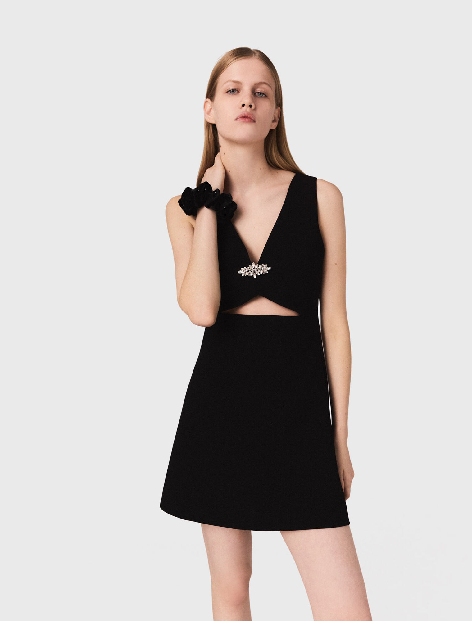 Robe courte avec bijou brodé