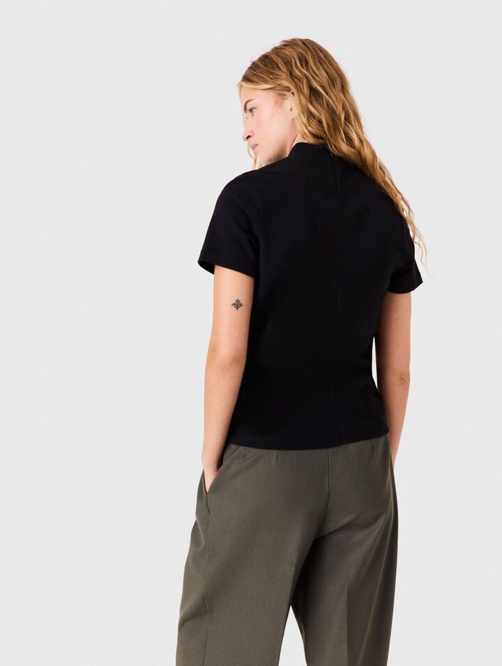 T-shirt with back zip