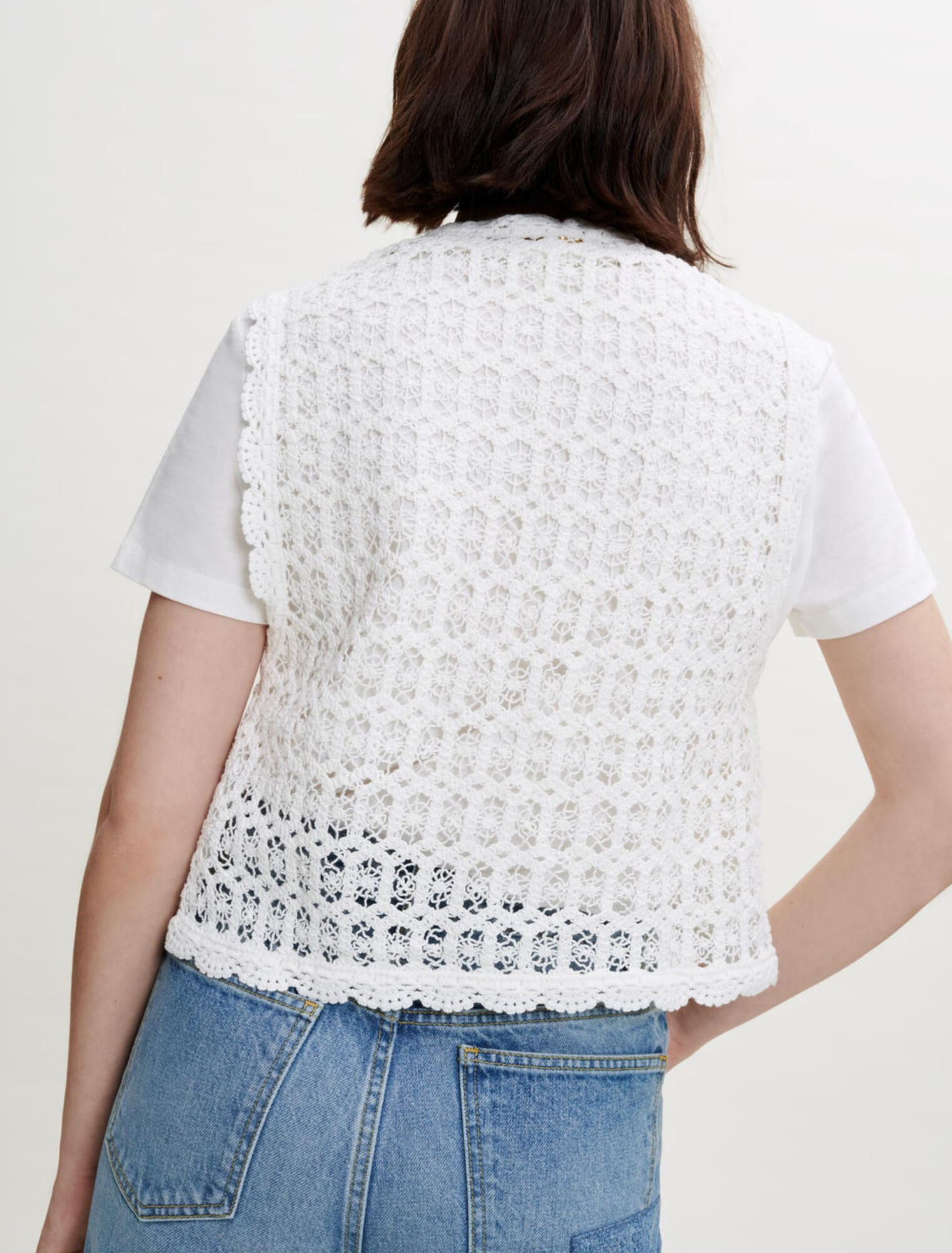 Small sleeveless jacket in guipure