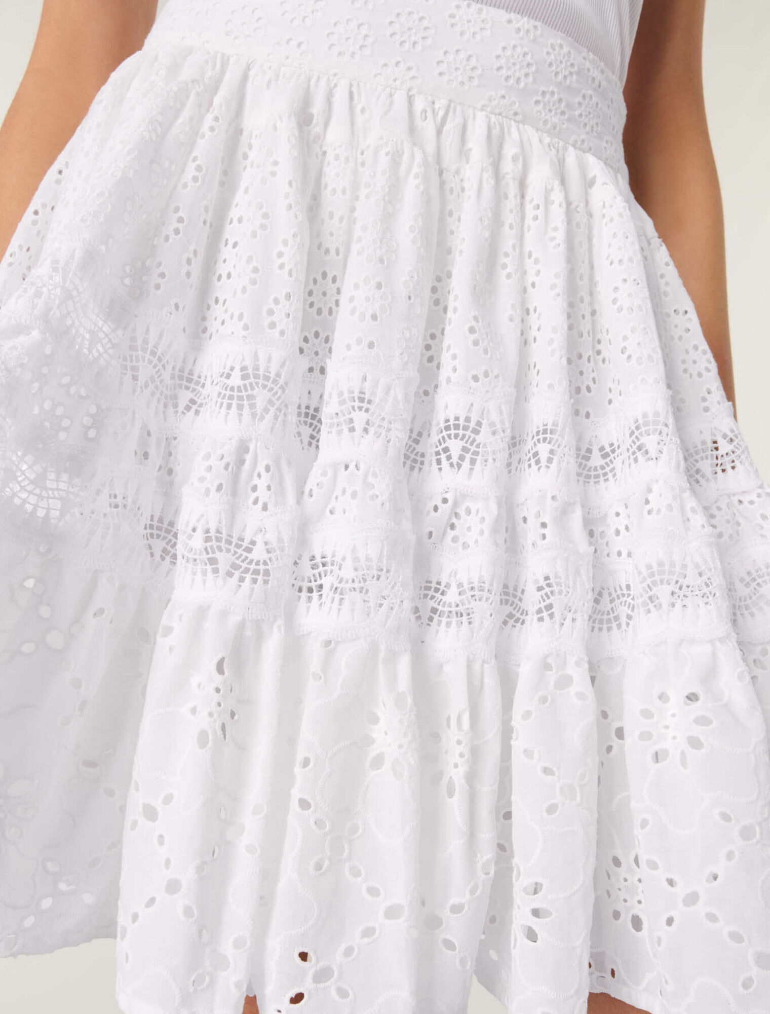 Short embroidered skirt