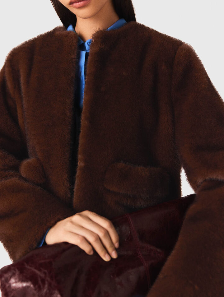 Manteau court en fausse fourrure