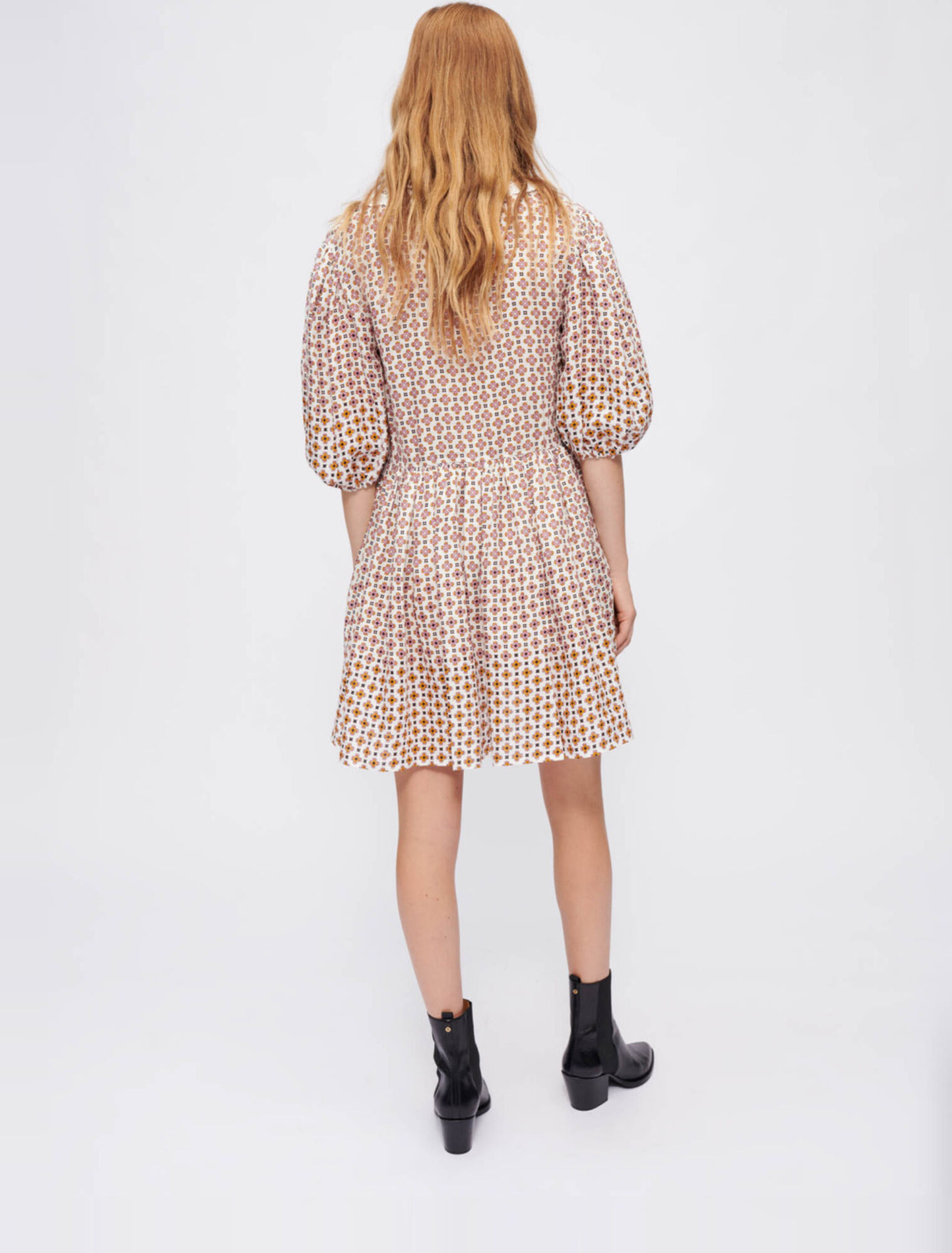 Robe en lin imprimé avec un col brodé