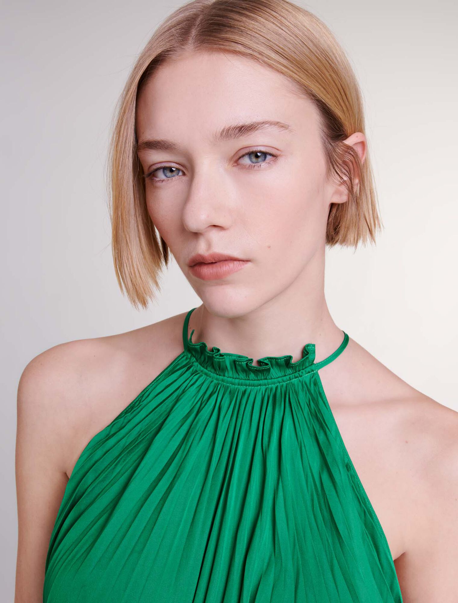 Robe longue satinée plissée