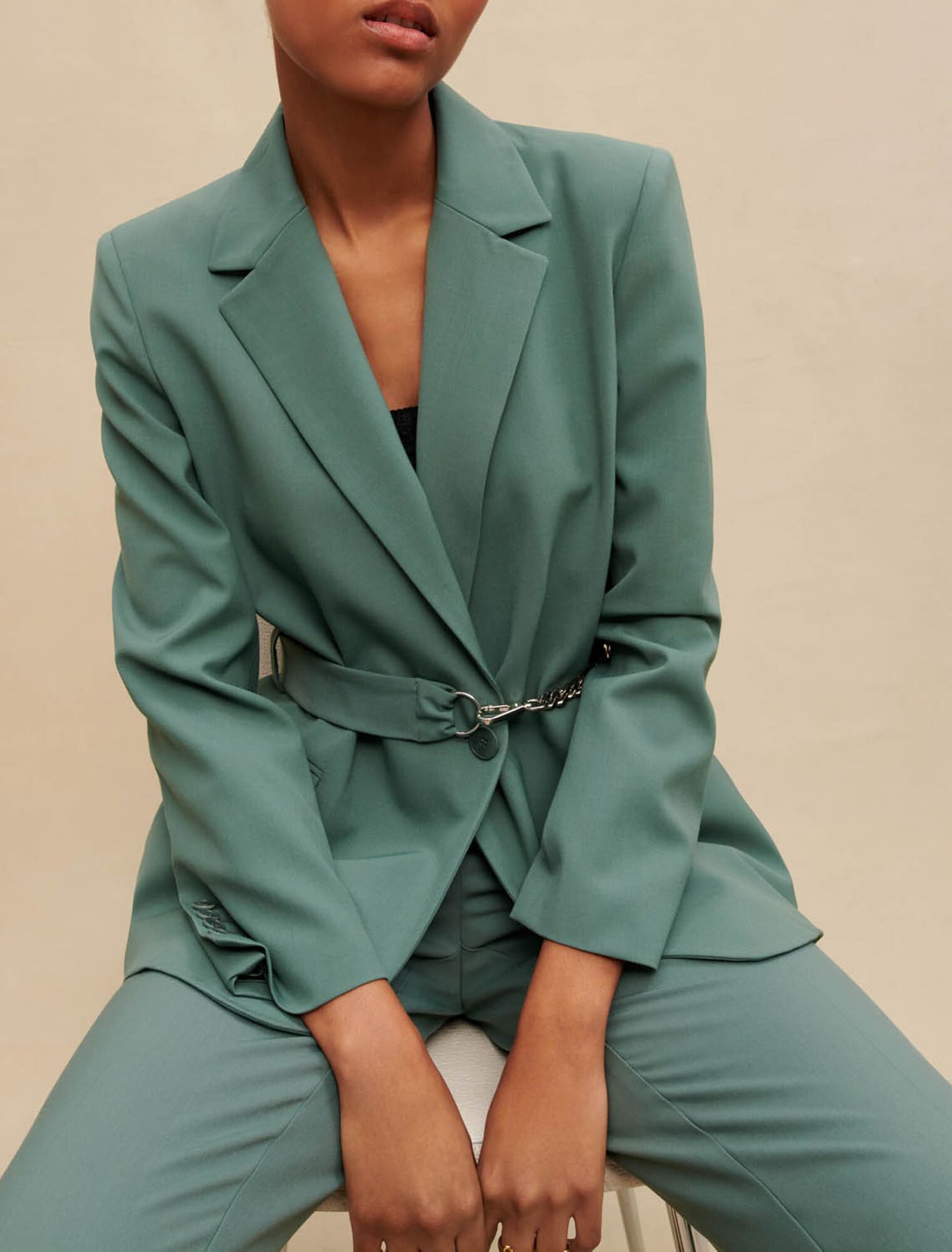 Veste tailleur à ceinture chaîne