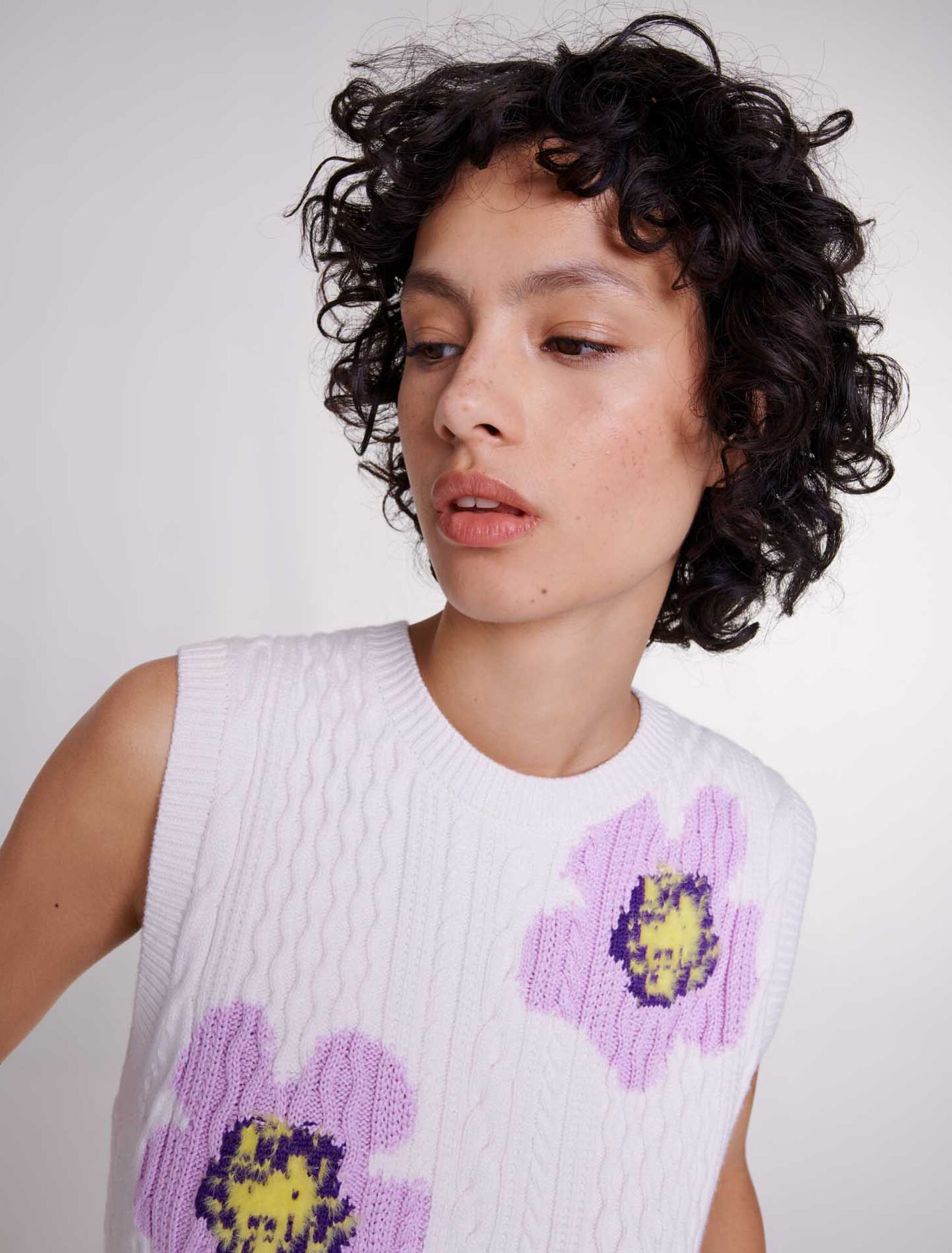 Pull sans manches orné de fleurs