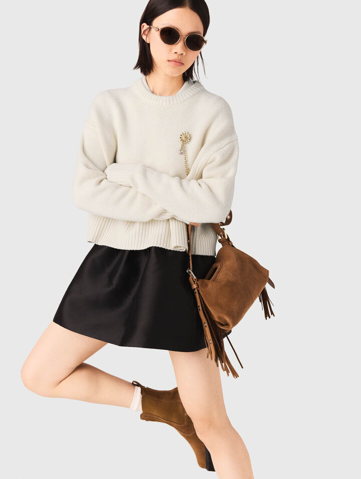 Pull avec broche florale