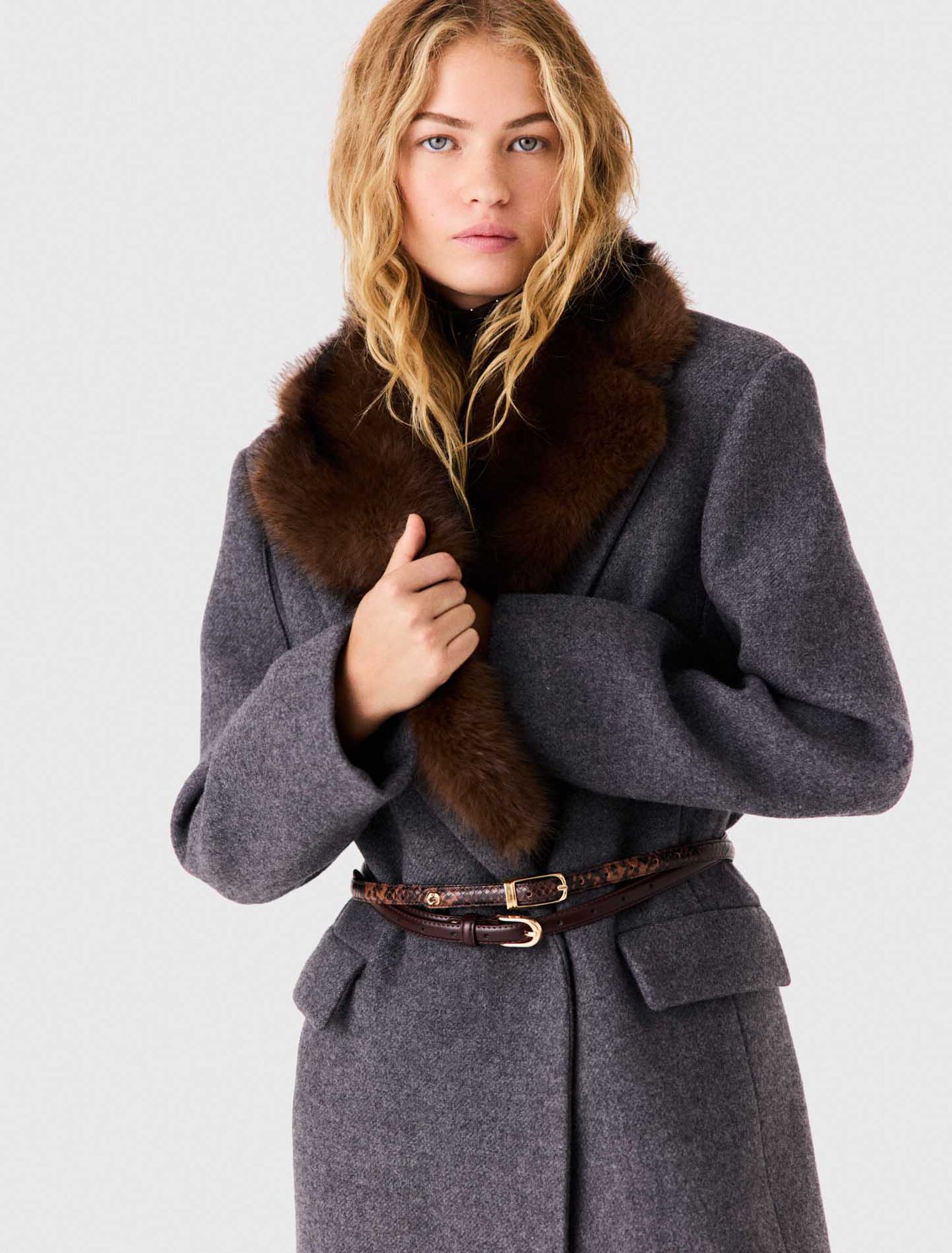 Manteau long et col fausse fourrure