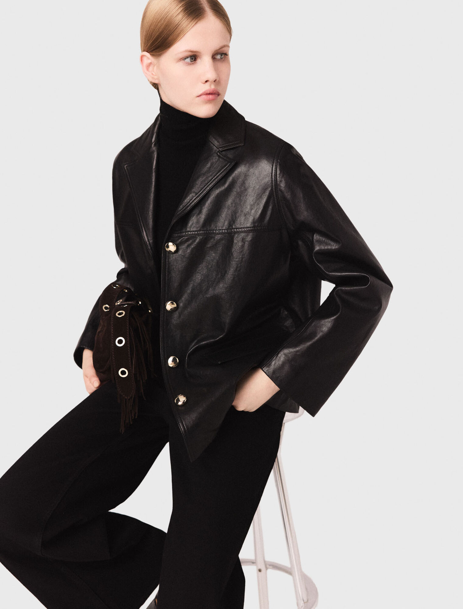Veste en cuir avec boutons dorés