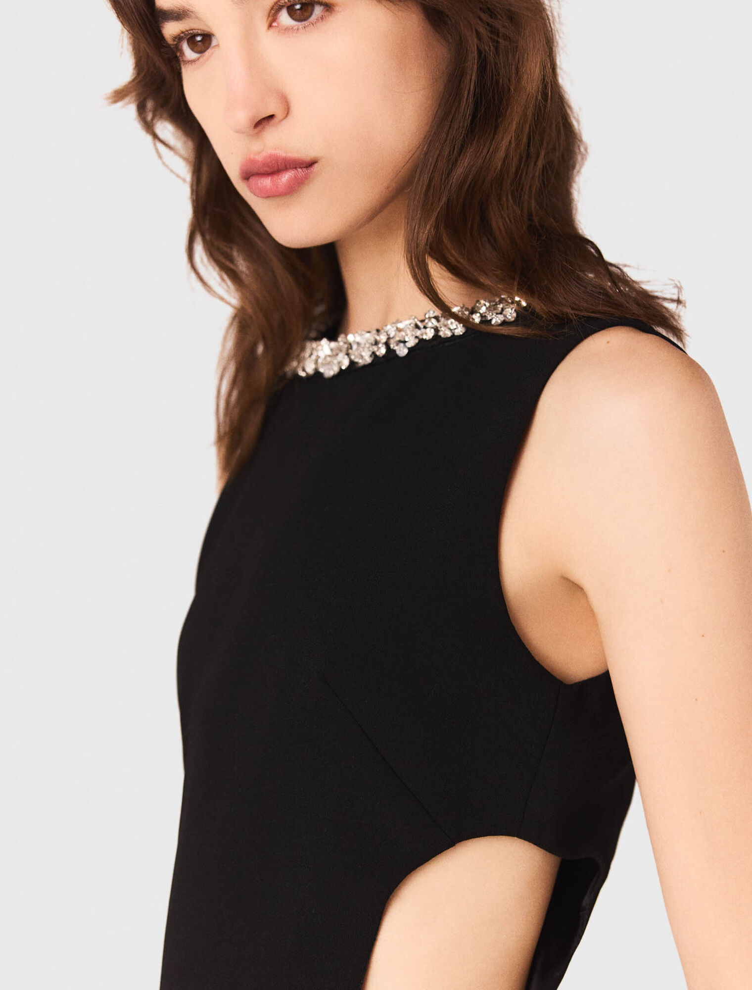 Robe longue avec col bijou