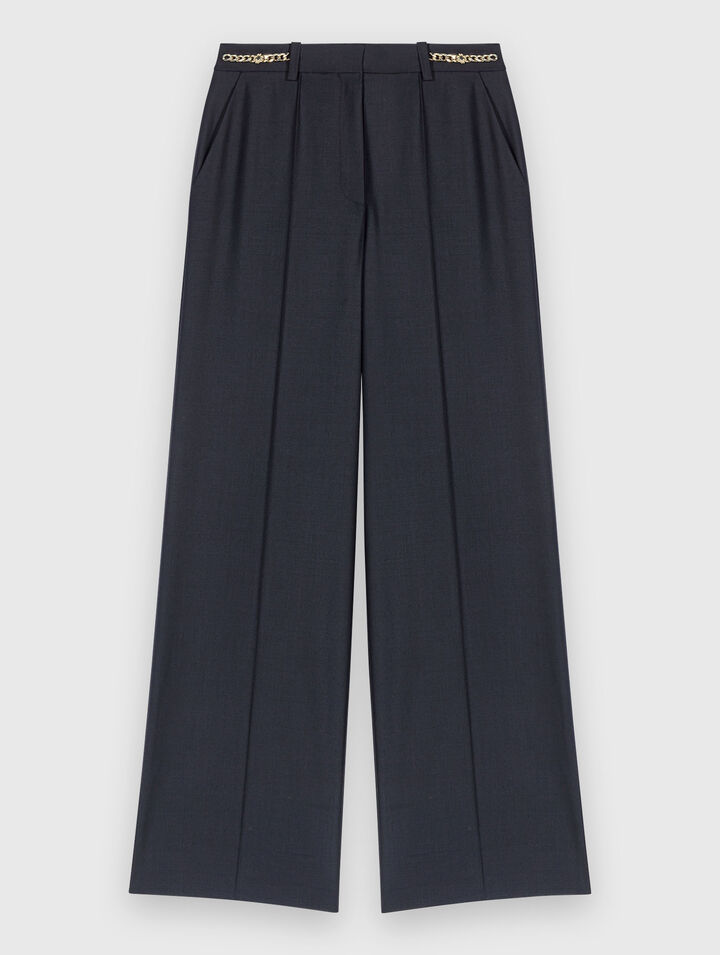 Pantalon tailleur et détails chaine