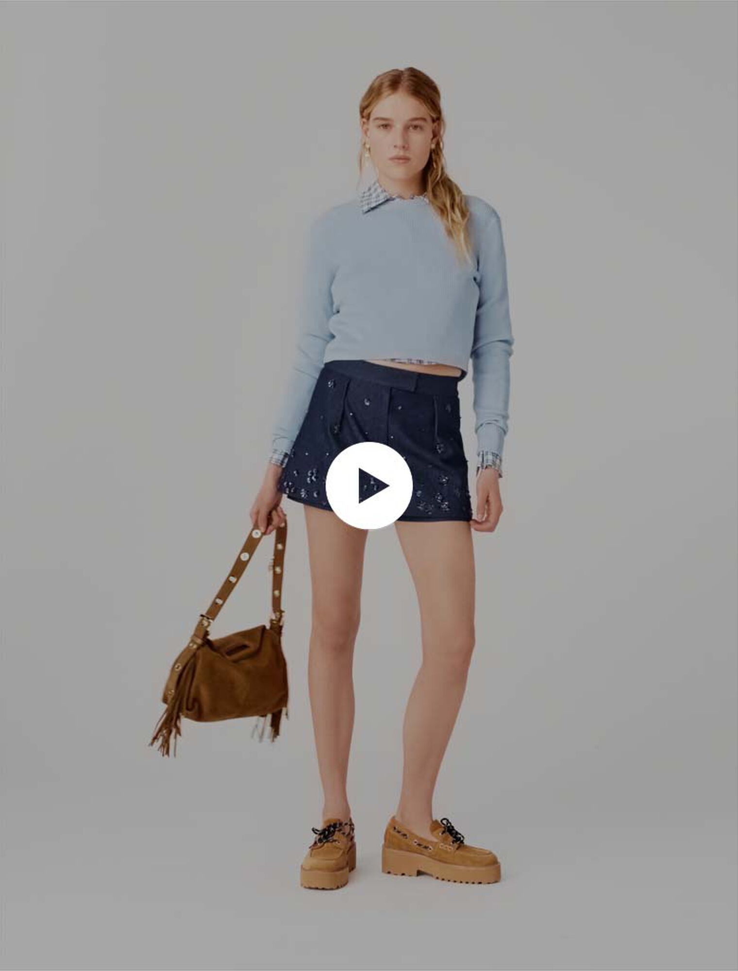 Pull avec boutons bijoux sur le dos