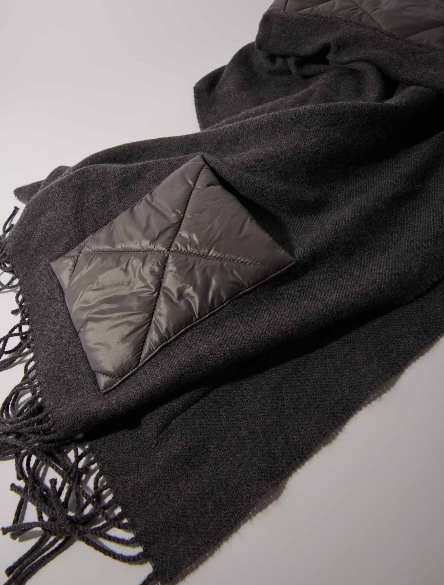 Poncho en laine à capuche