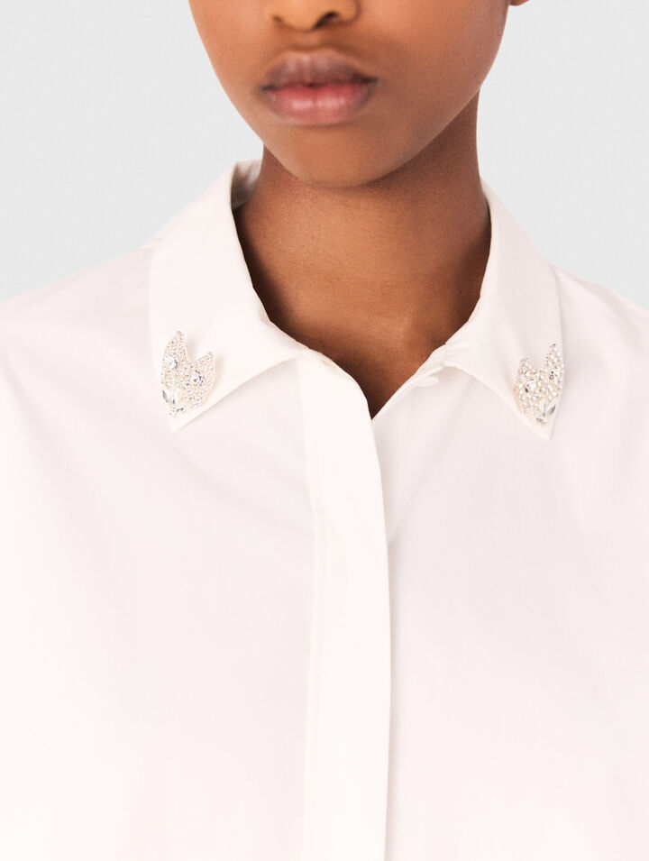 Chemise courte et détails bijoux