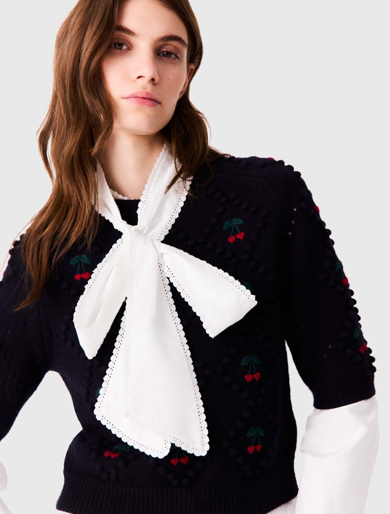Pull avec cerises brod&eacute;es
