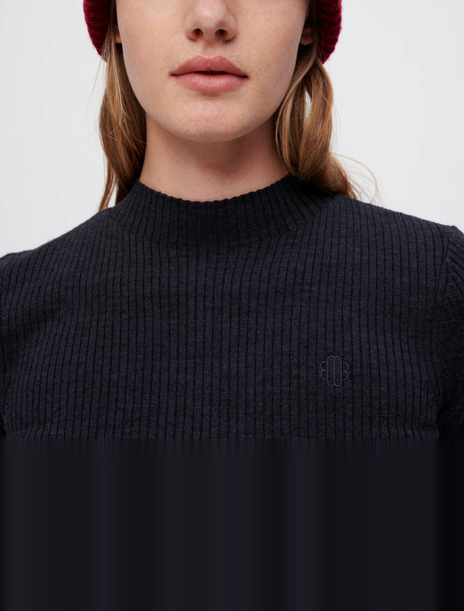 Close-fitting sweater with eyelets