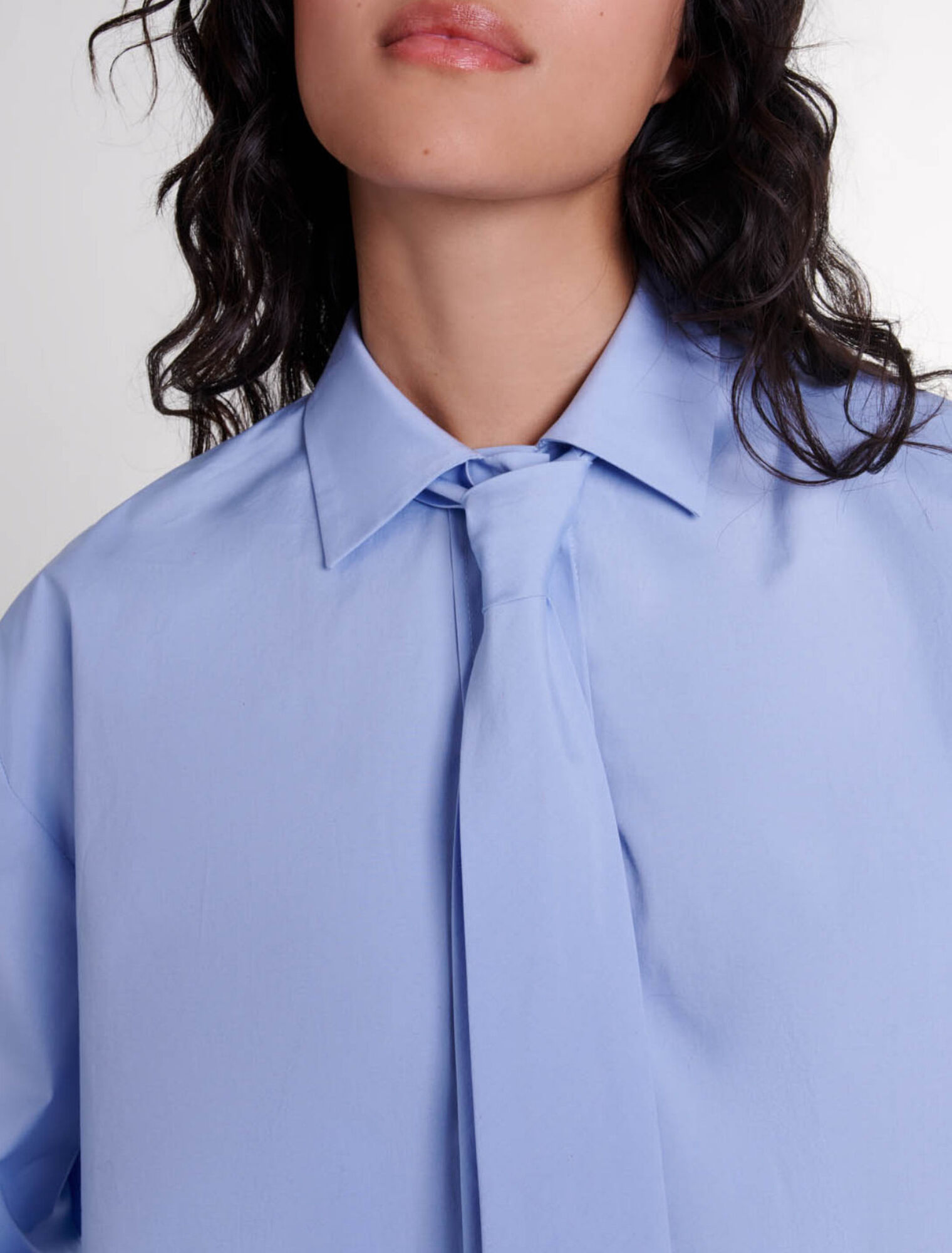 Shirt with removable tie 