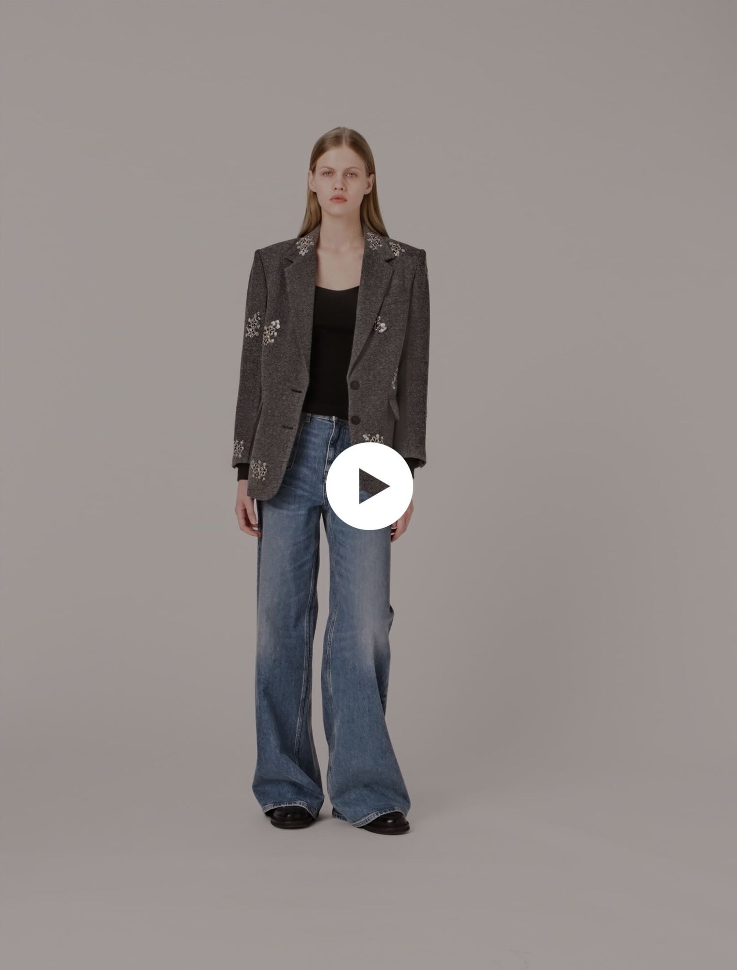 Veste en laine avec fleurs brodées
