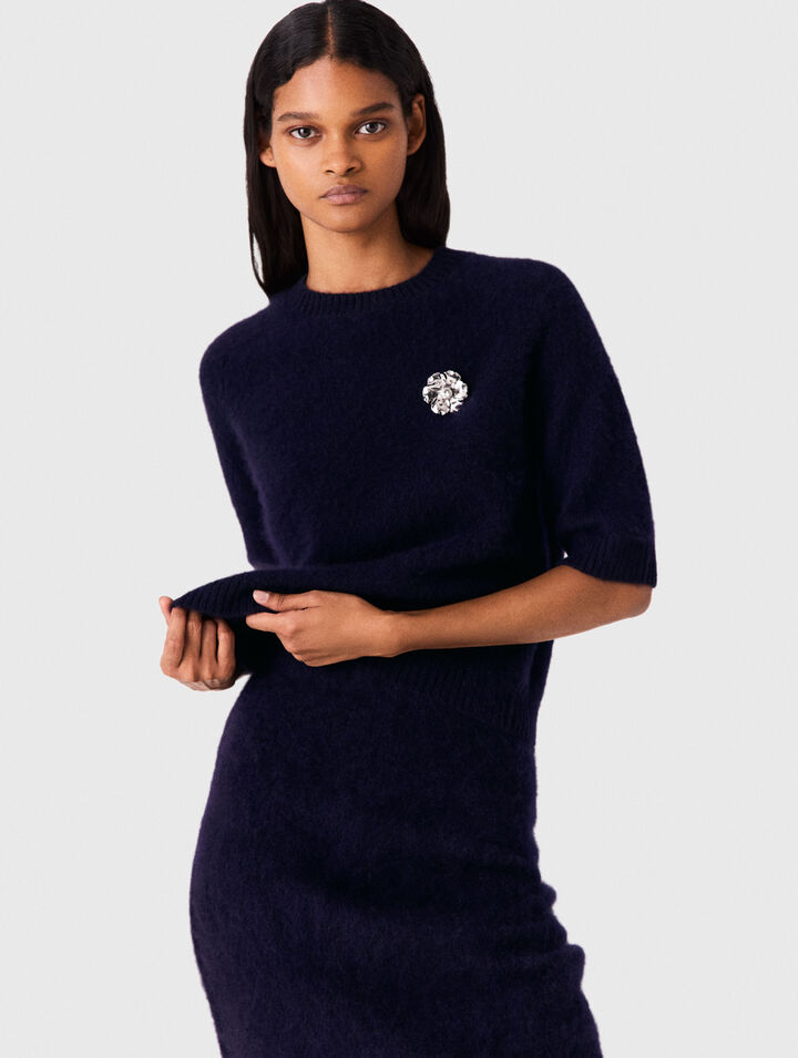 Jumper with floral brooch
