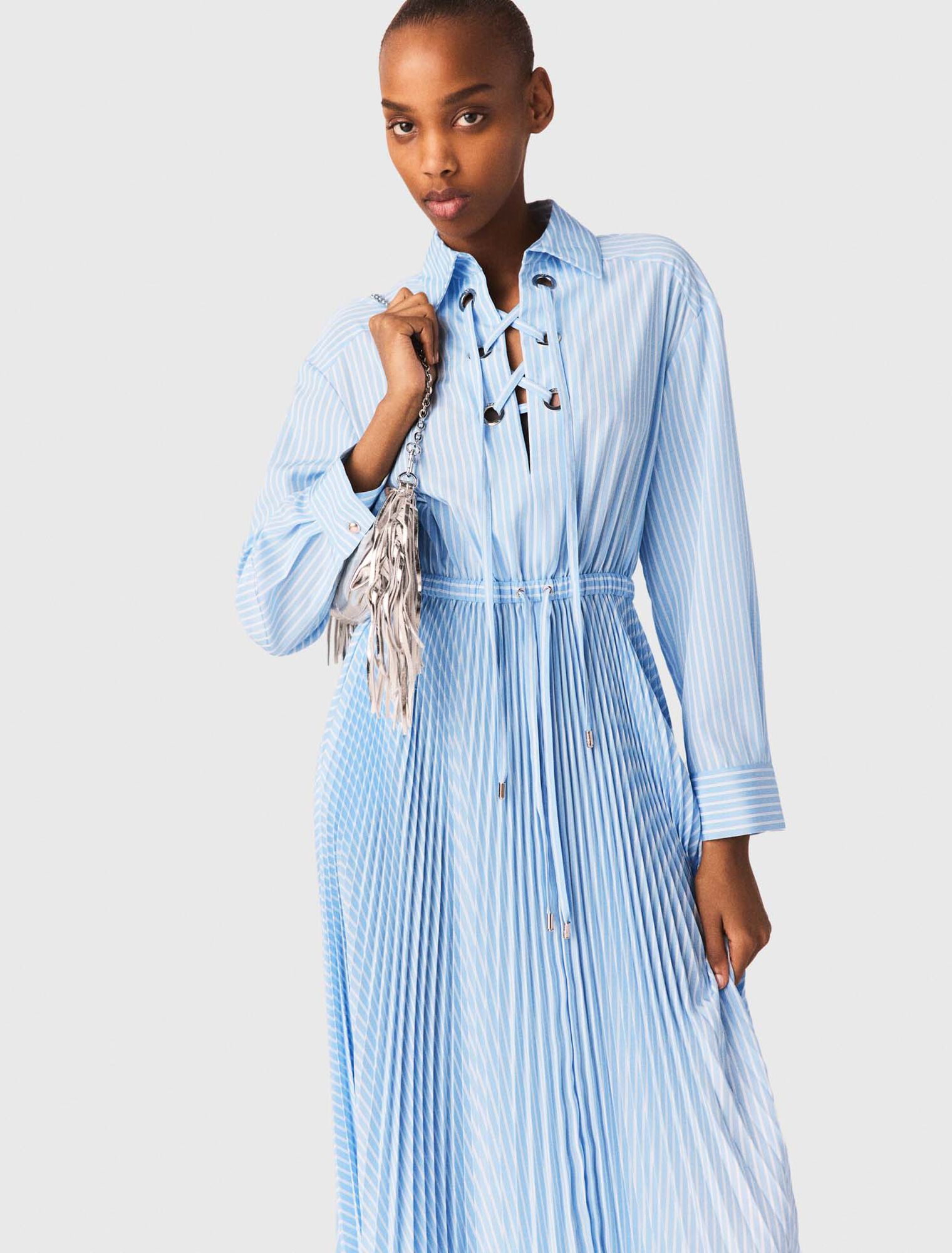 Robe longue pliss&eacute;e avec &oelig;illets